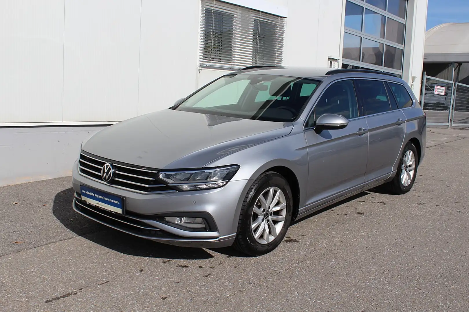 Volkswagen Passat Variant Business 2,0 SCR TDI DSG Grau - 1