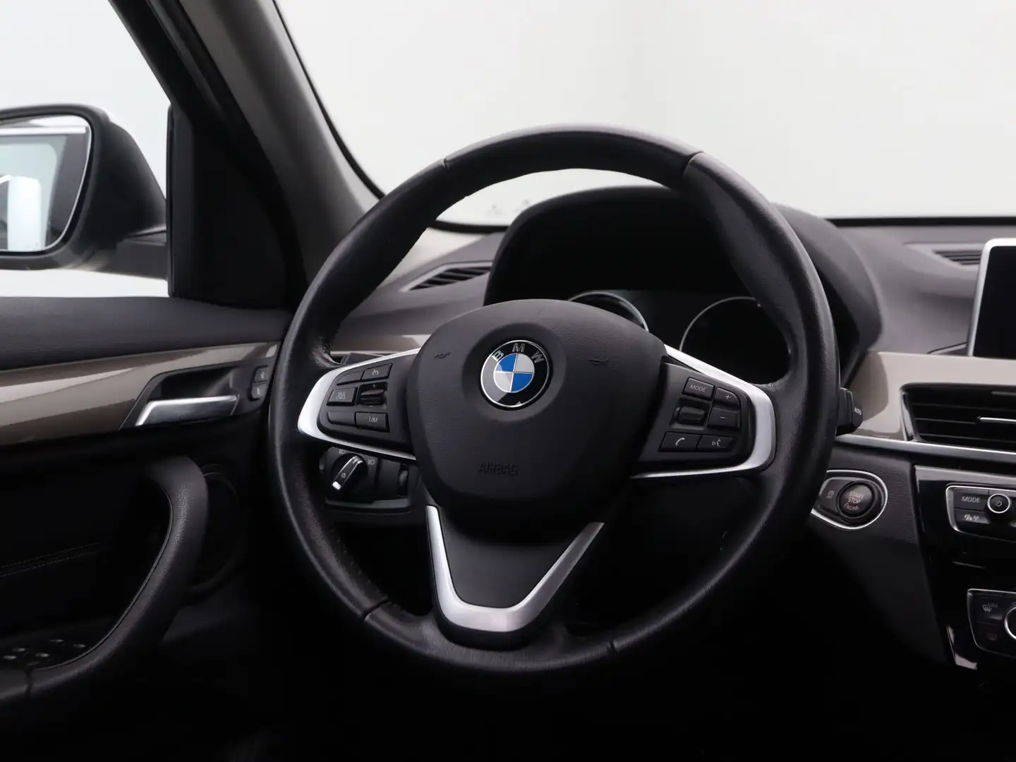 BMW X1 sDrive20i Orange Edition II Wit - 2