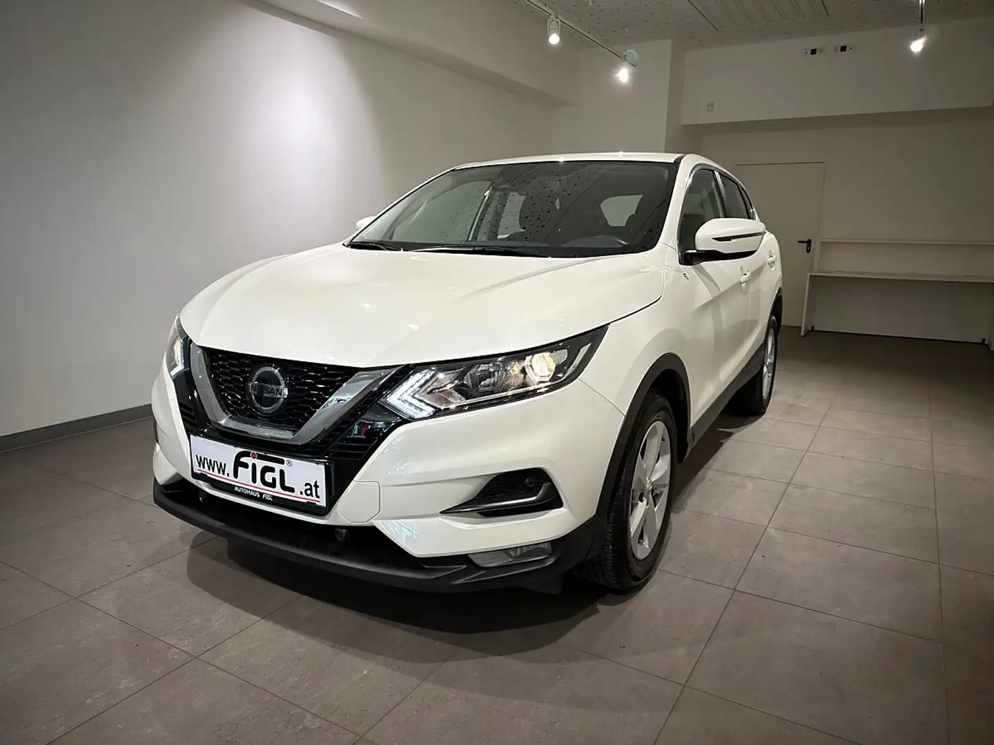 Nissan Qashqai 1,3 DIG-T N-Connecta Aut. Weiß - 1