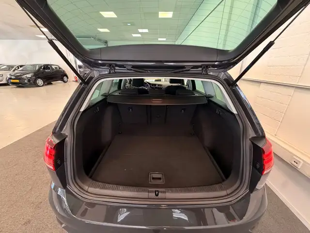 Volkswagen Golf view 9