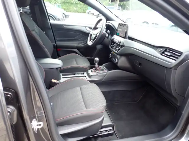 Ford Focus view 12