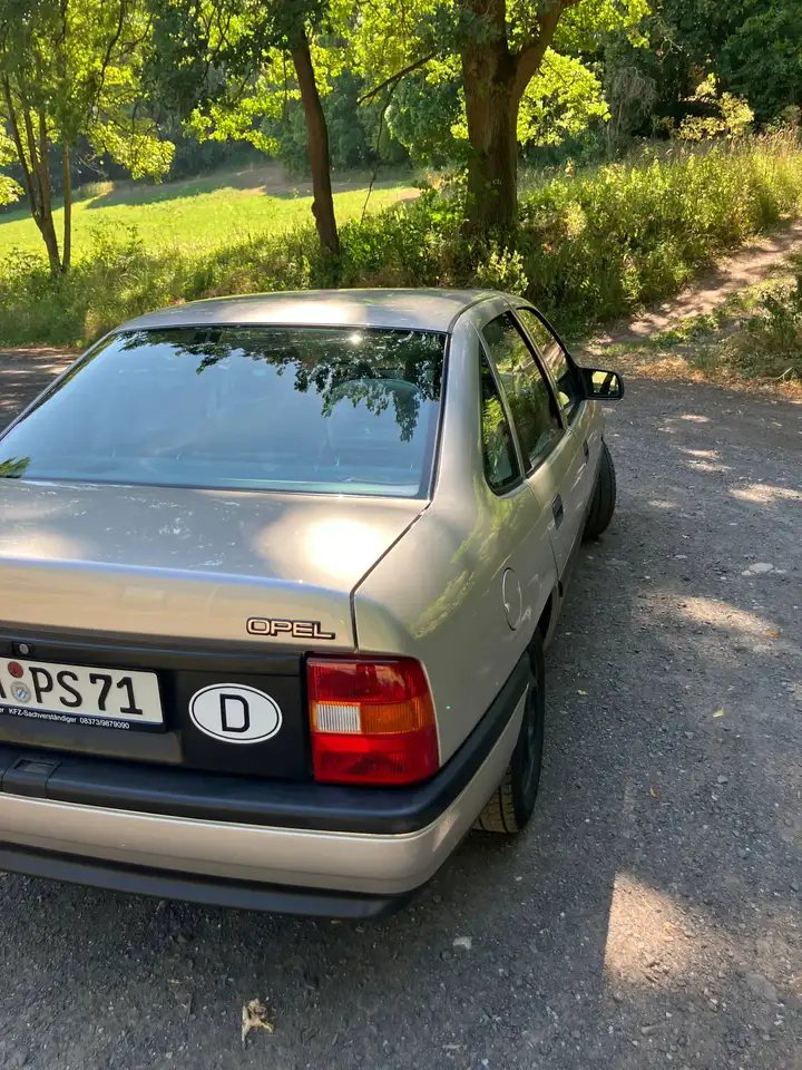 Opel Vectra GLS Oldtimer, foto 10