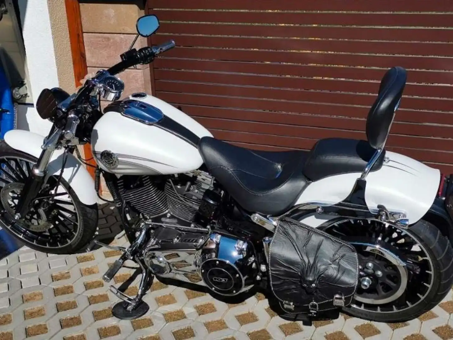 Harley-Davidson Softail Breakout Blanco - 1