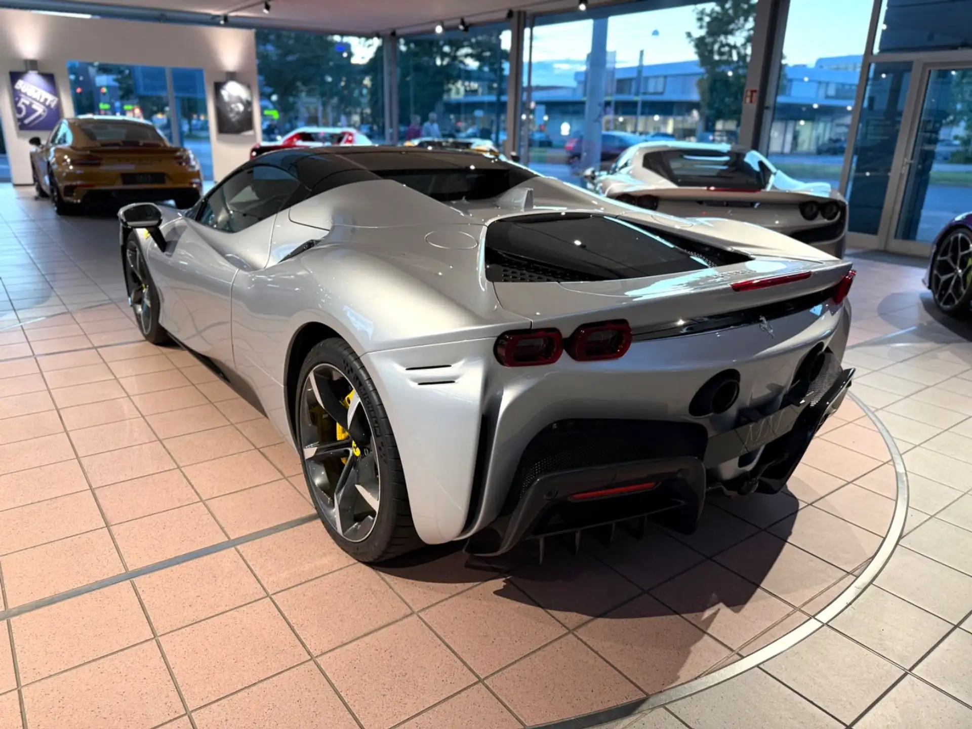 페라리 SF90 Stradale 2024 화이트 사진 6