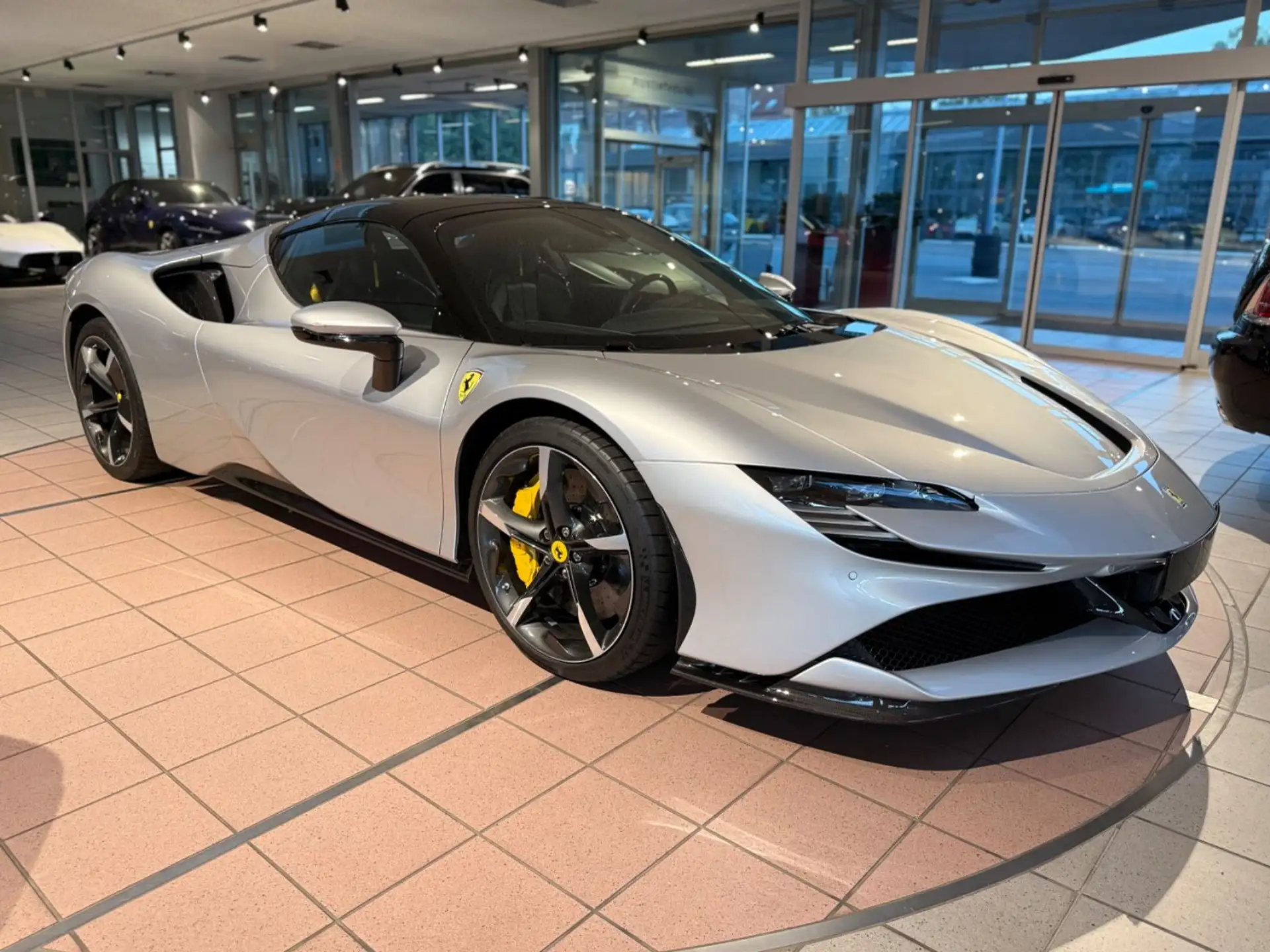 페라리 SF90 Stradale 2024 화이트 사진 2