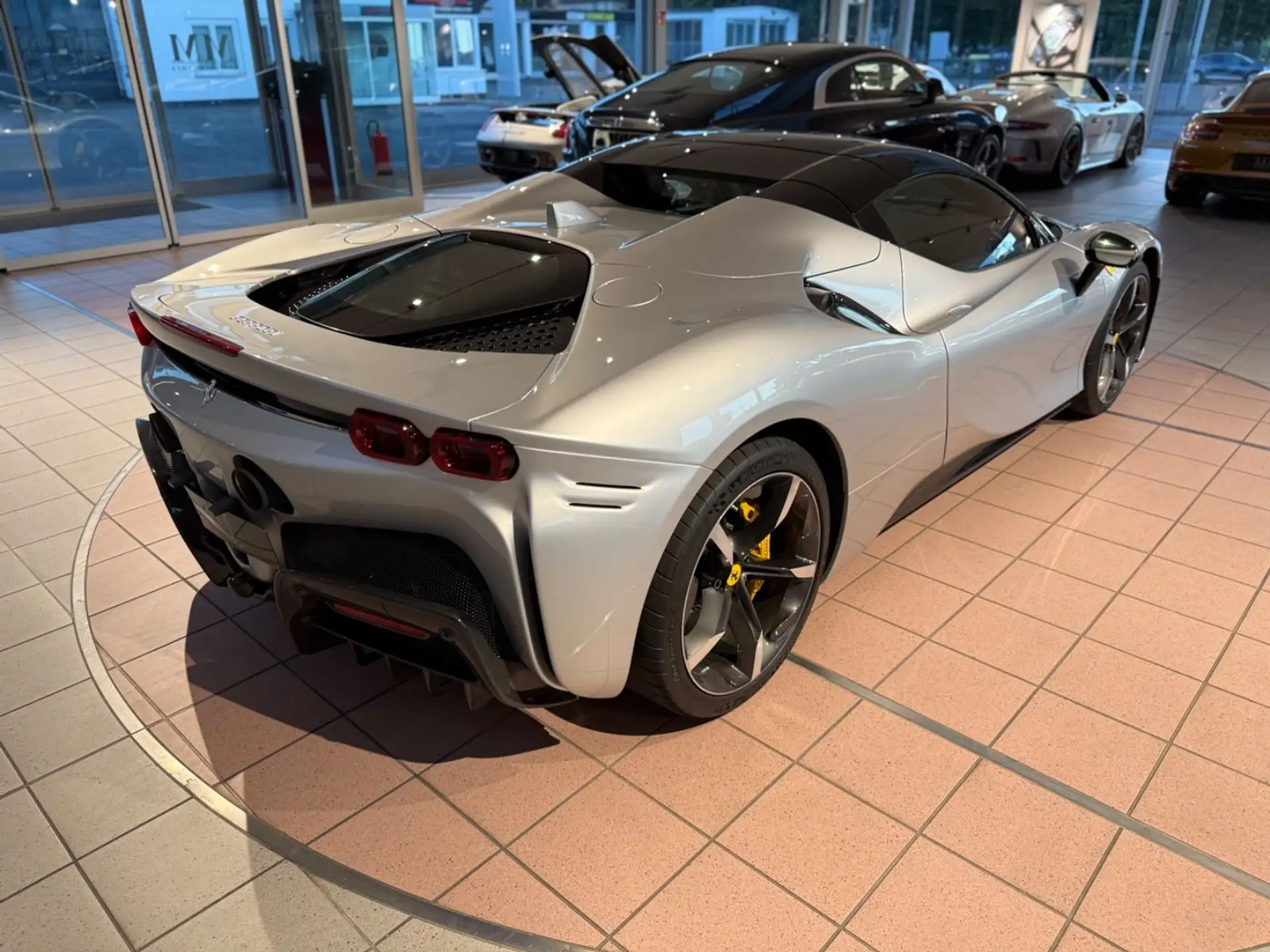 페라리 SF90 Stradale 2024 화이트 사진 8