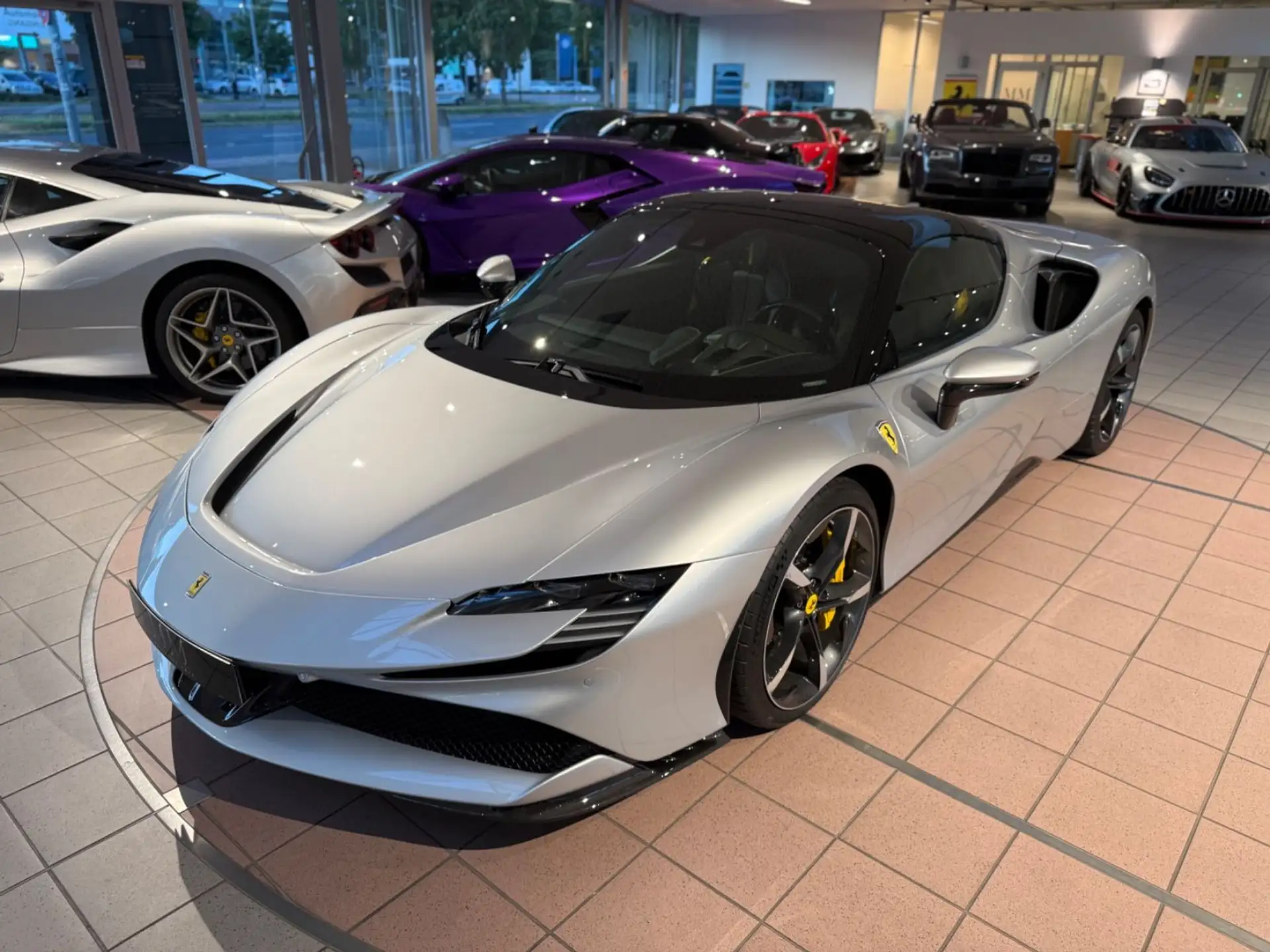 페라리 SF90 Stradale 2024 화이트 사진 4