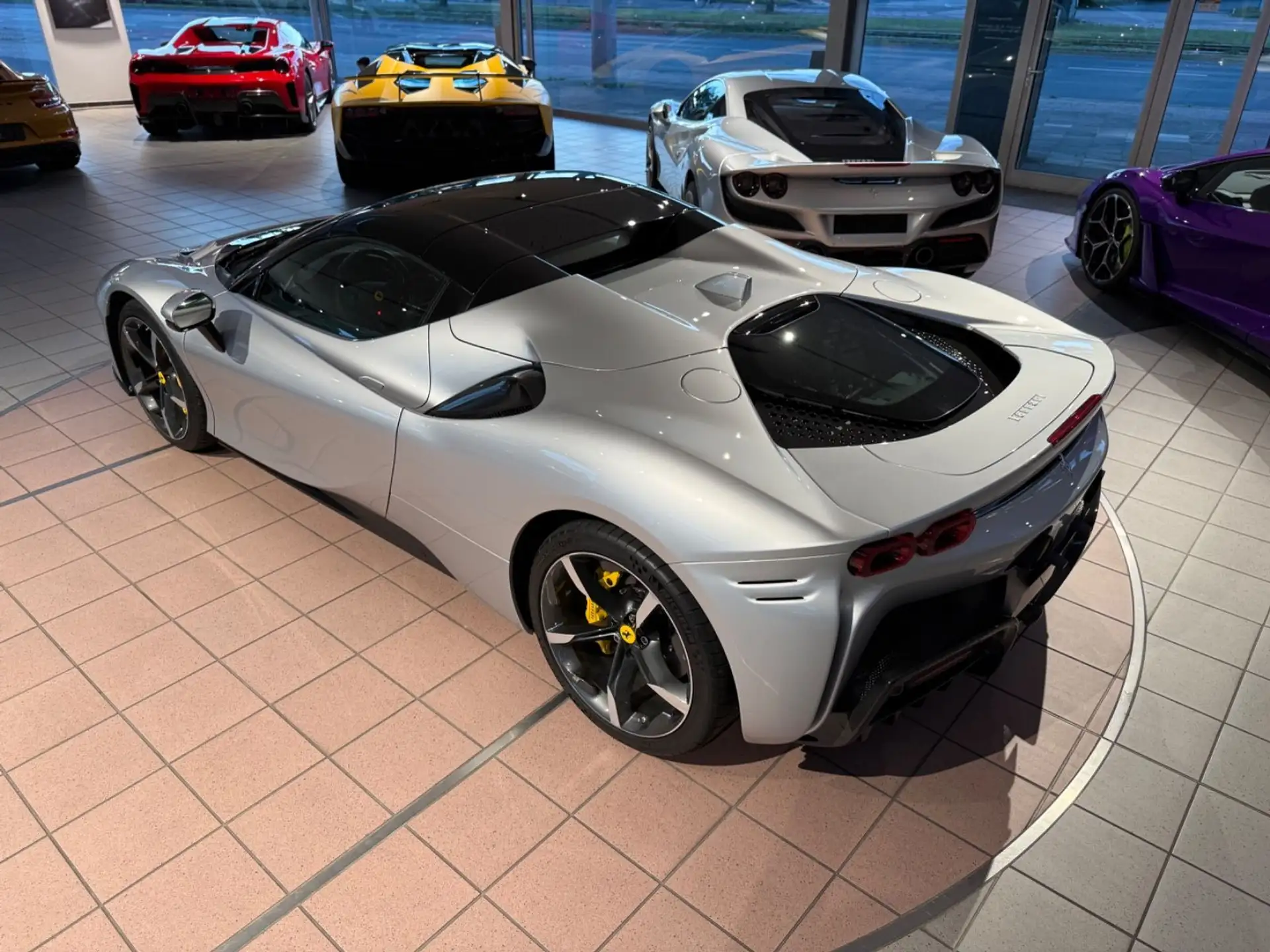 페라리 SF90 Stradale 2024 화이트 사진 7