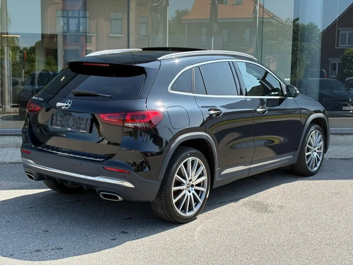 Mercedes-Benz GLA 250 250 e Pack AMG Toit Pano Zwart - 2