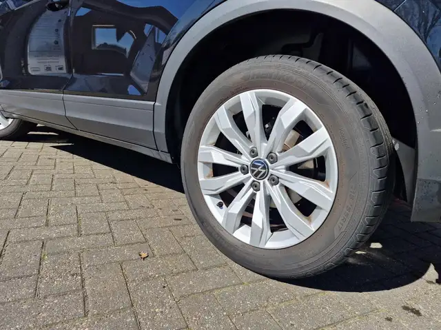 Volkswagen T-Roc view 9