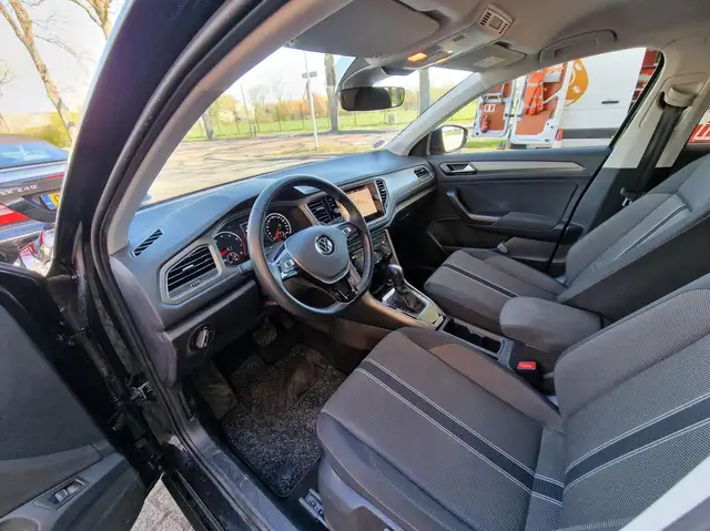 Volkswagen T-Roc view 6