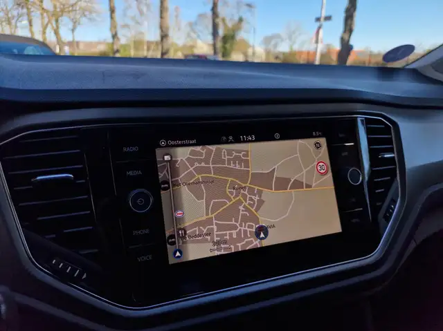 Volkswagen T-Roc view 10