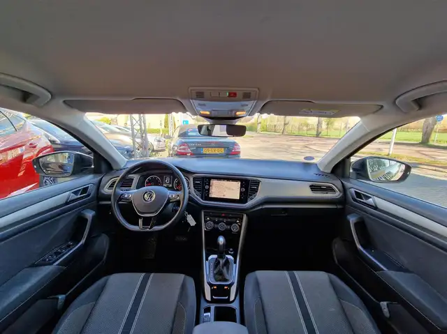 Volkswagen T-Roc view 3