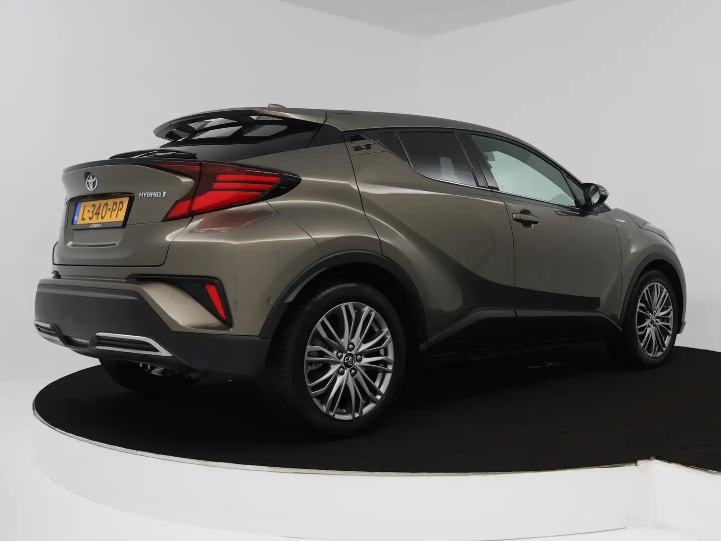 Toyota C-HR 2.0 Hybrid Executive | Navigatie | JBL | PDC | Bruin - 2