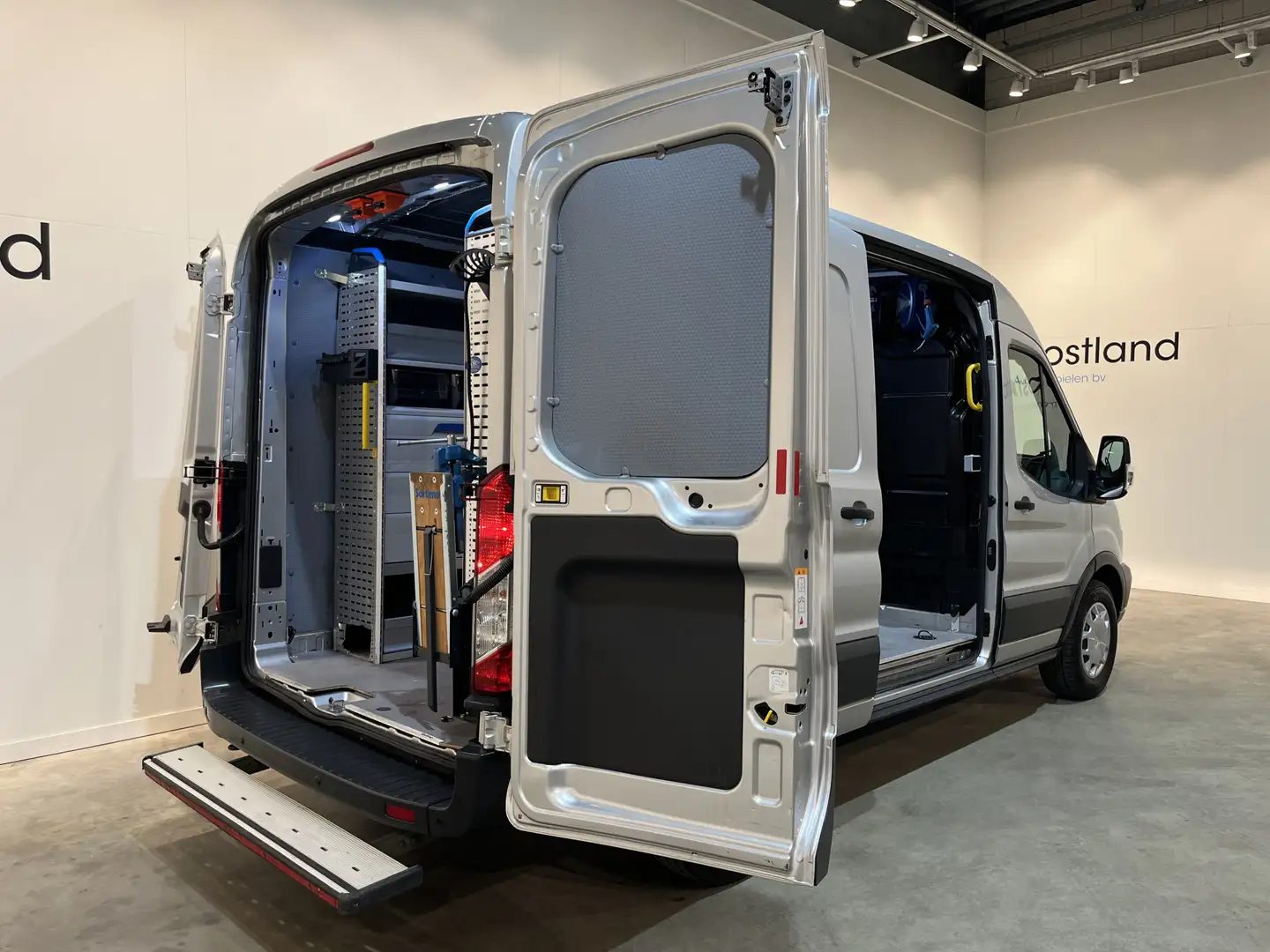 Ford Transit 350 2.0 TDCI L2H2 Trend 130 PK Automaat Servicebus Grijs - 2