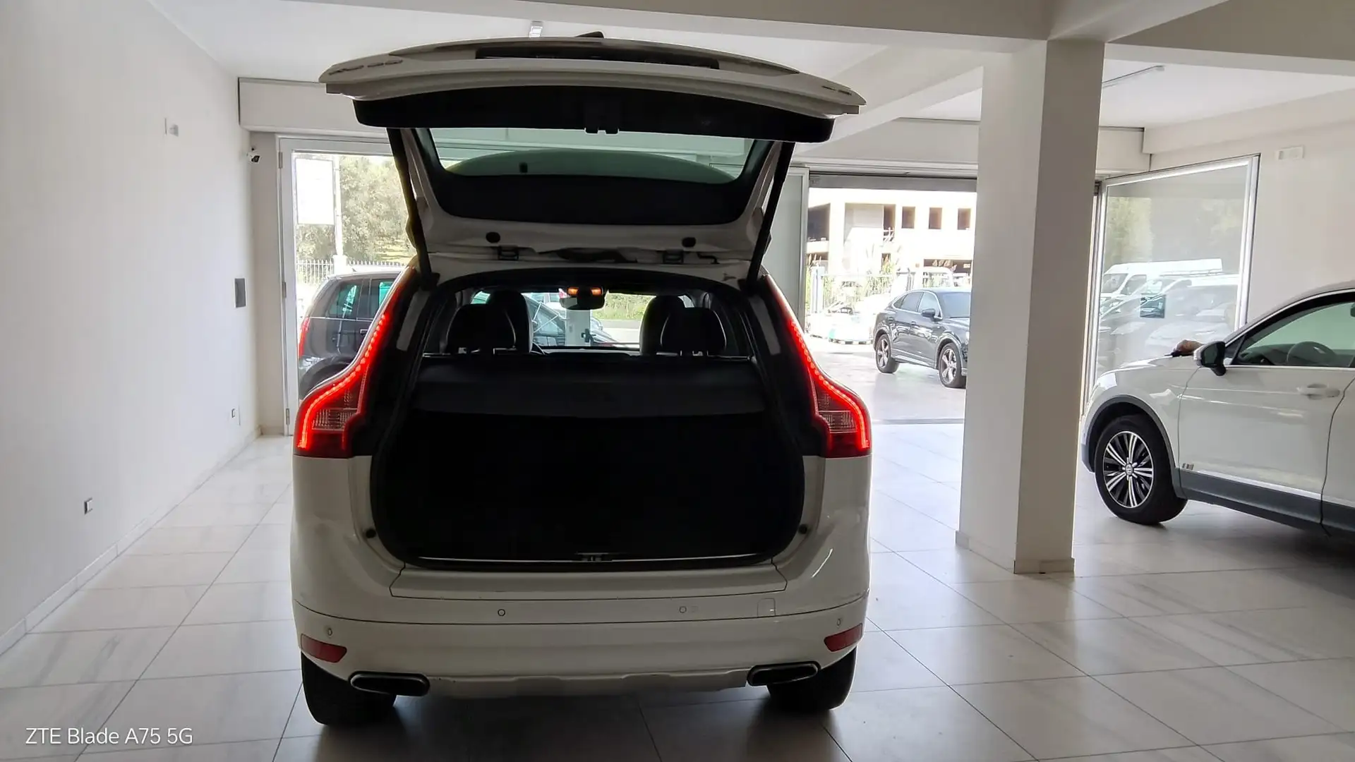 Volvo XC60 XC60 I 2014 2.0 d4 R-design Kinetic geartronic Bianco - 2