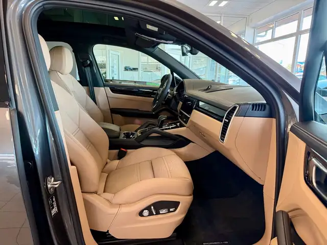 Porsche Cayenne view 14