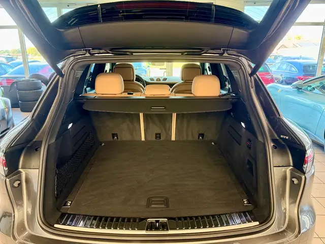 Porsche Cayenne view 12
