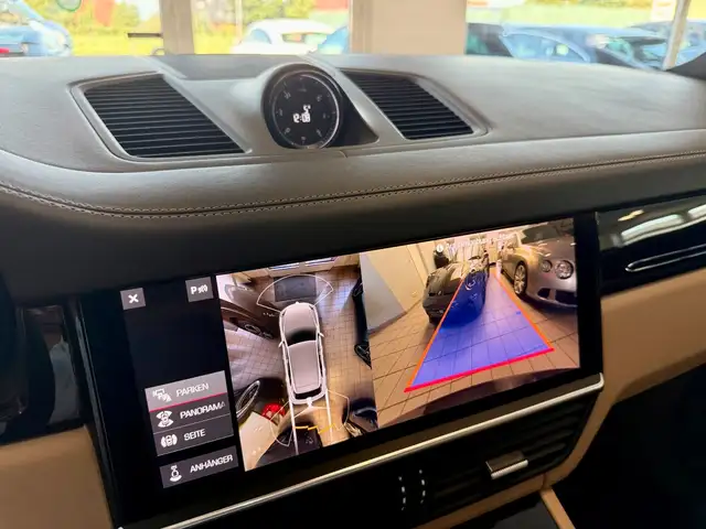 Porsche Cayenne view 22