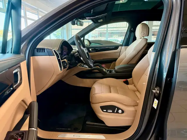 Porsche Cayenne view 9