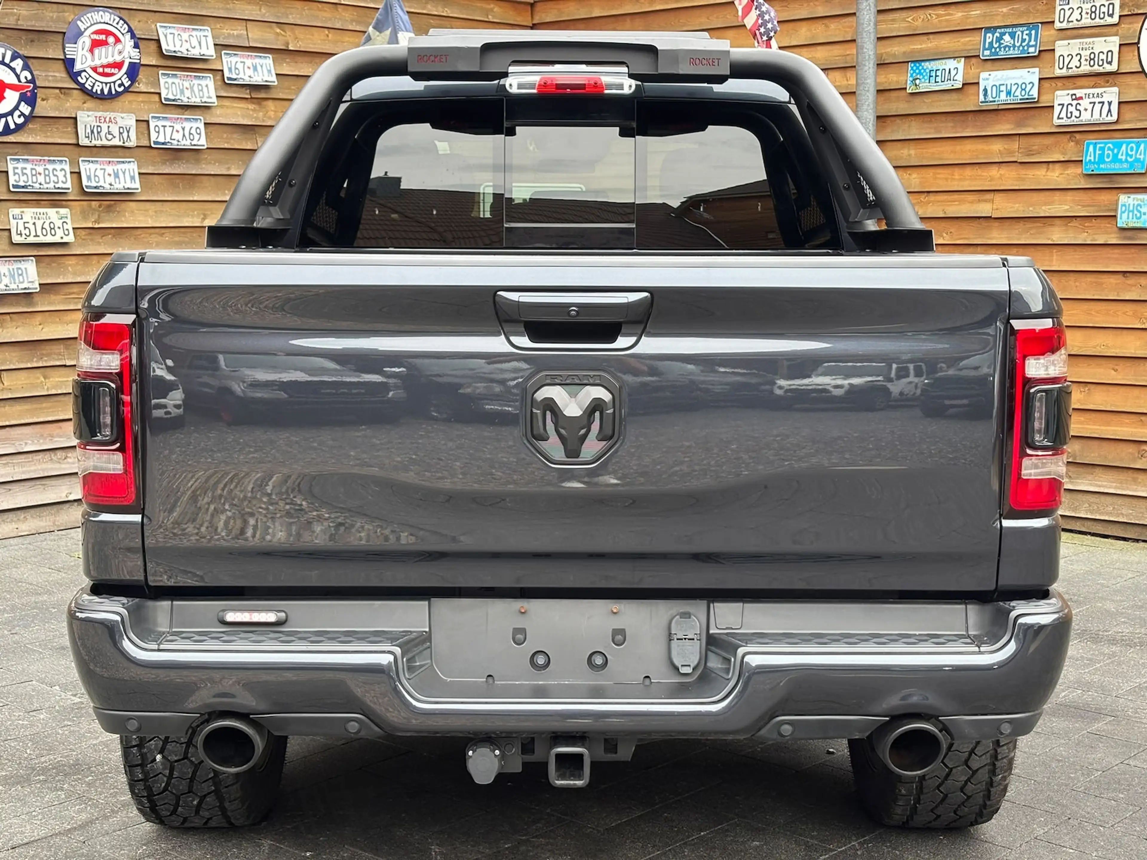 Dodge RAM 1500 Laramie 5.7L PANO 4x4 AHK — photo 13