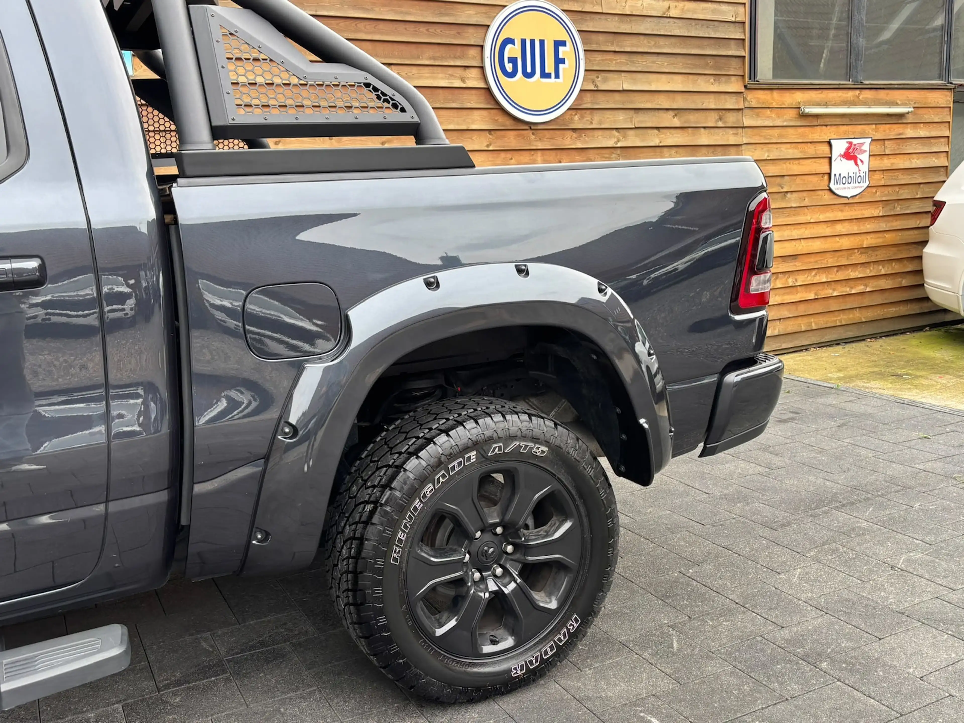 Dodge RAM 1500 Laramie 5.7L PANO 4x4 AHK — photo 9
