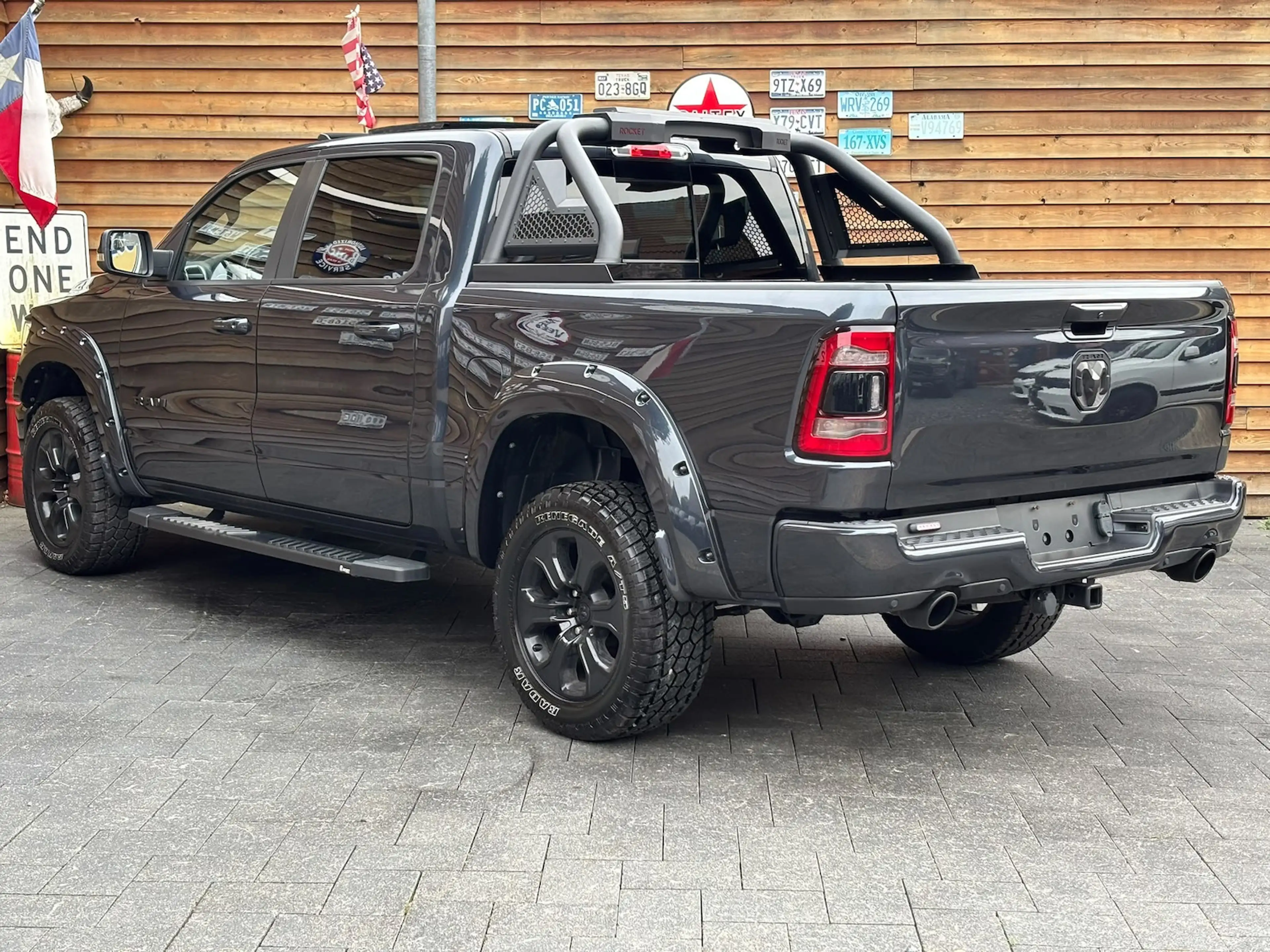 Dodge RAM 1500 Laramie 5.7L PANO 4x4 AHK — photo 11