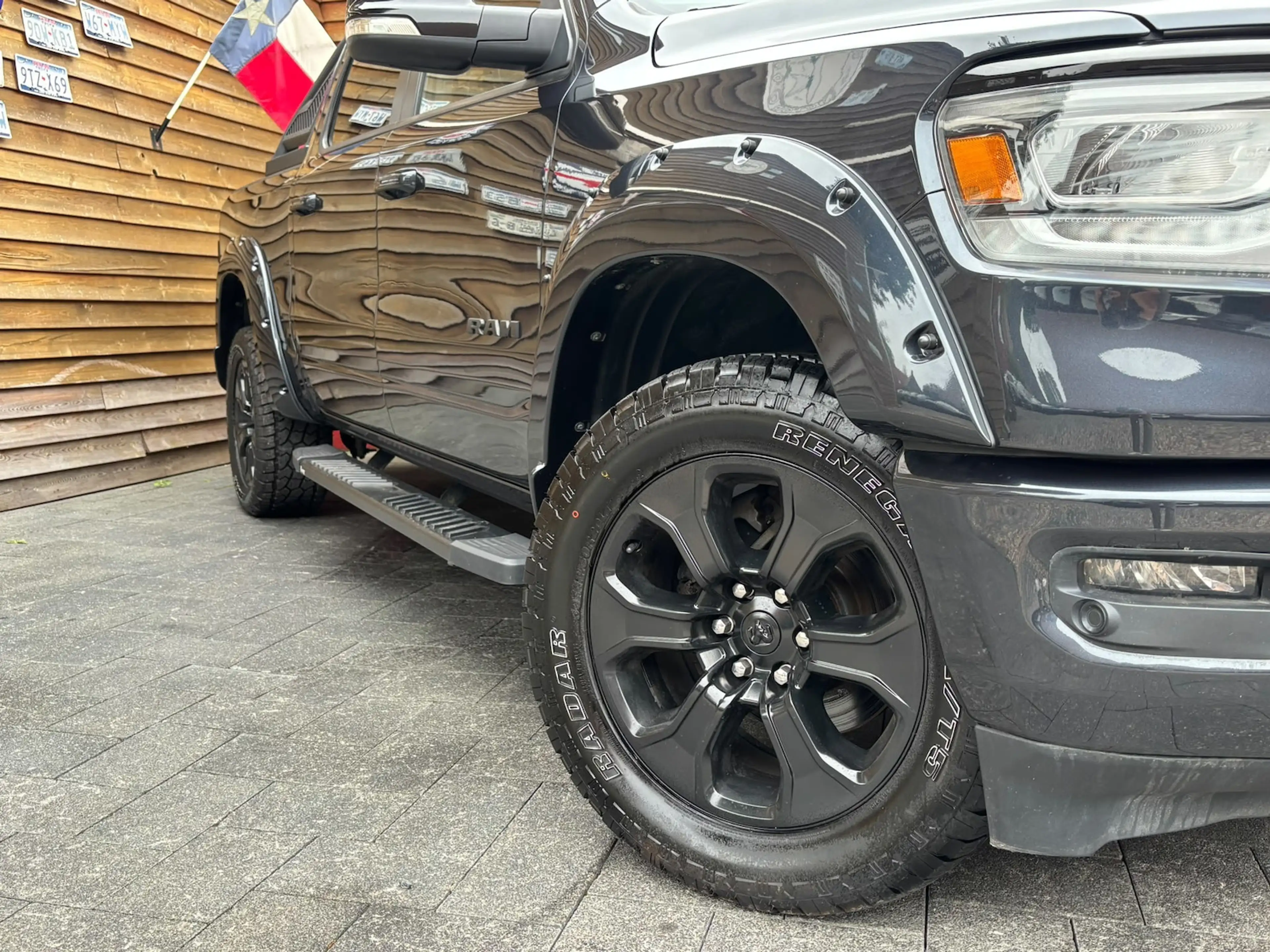Dodge RAM 1500 Laramie 5.7L PANO 4x4 AHK — photo 4