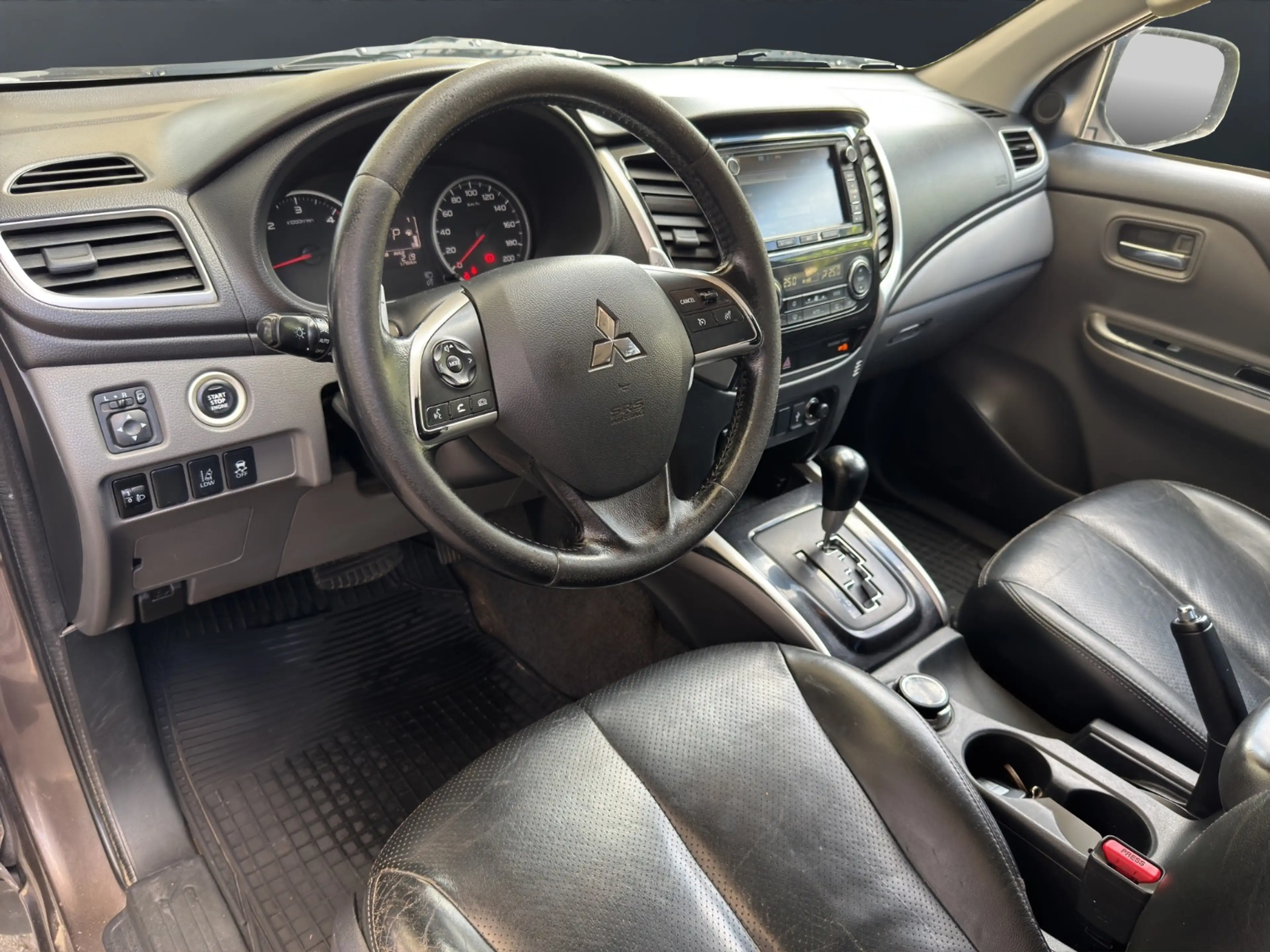 Mitsubishi L200 — photo 8