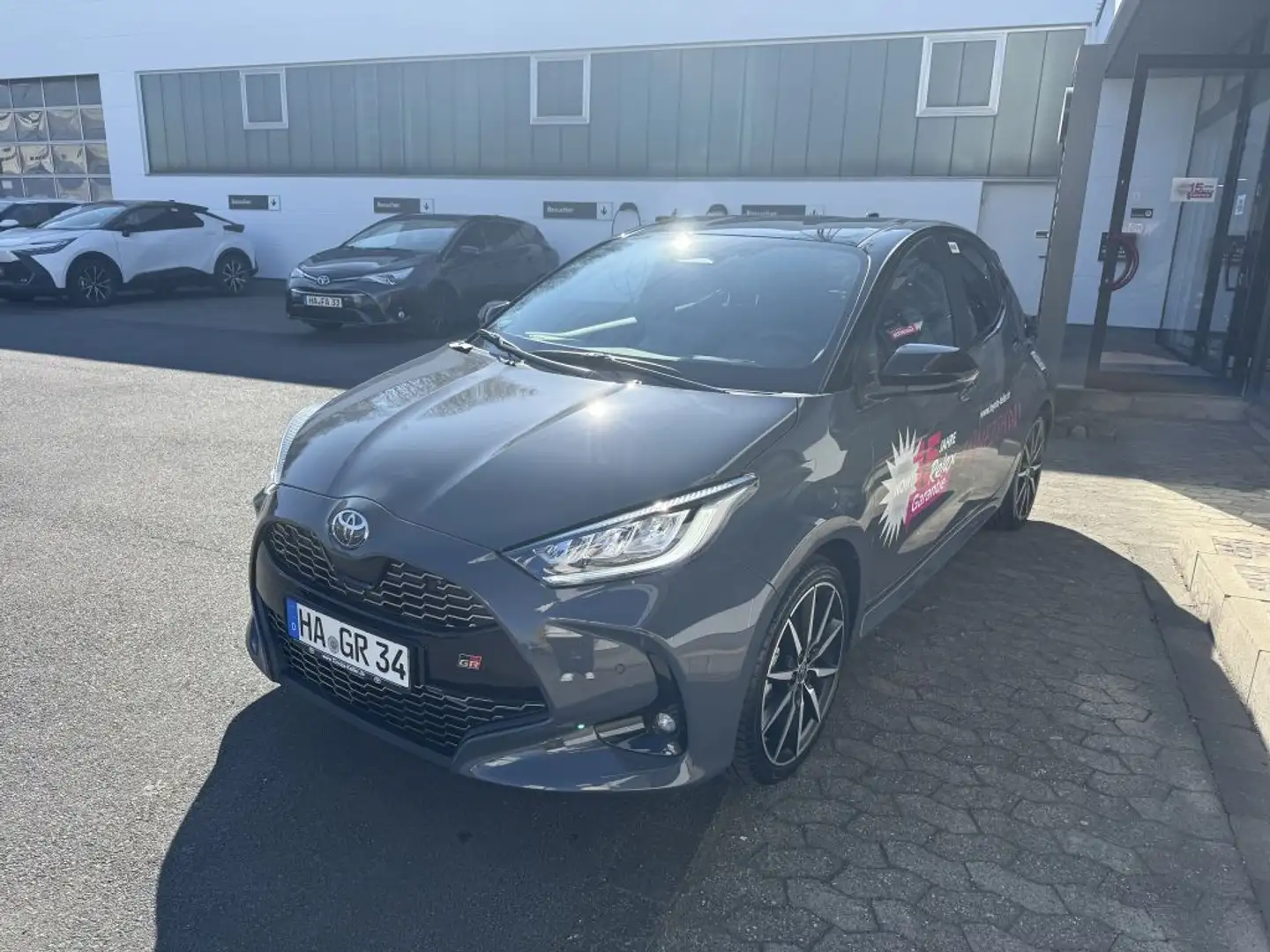 Toyota Yaris Hybrid 130 1.5 VVT-i GR SPORT Grau - 2