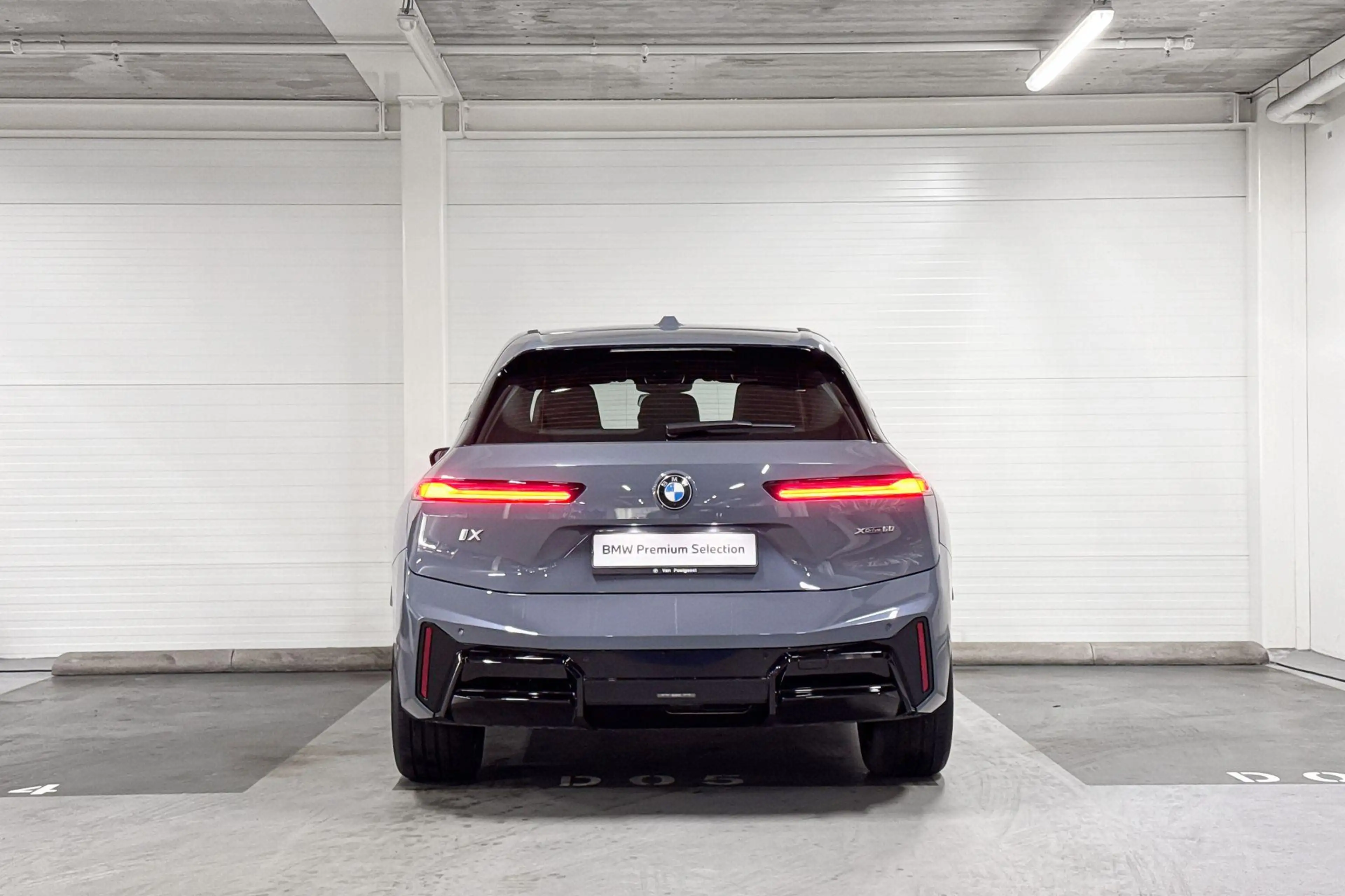 BMW iX xDrive60 112 kWh — photo 8