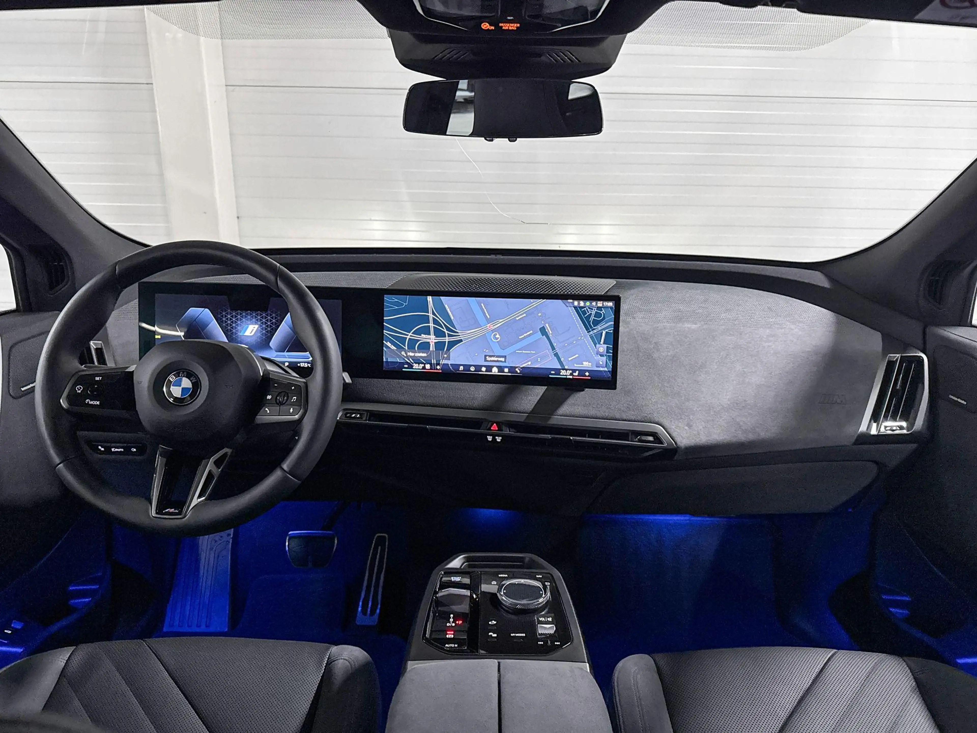 BMW iX xDrive60 112 kWh — photo 11