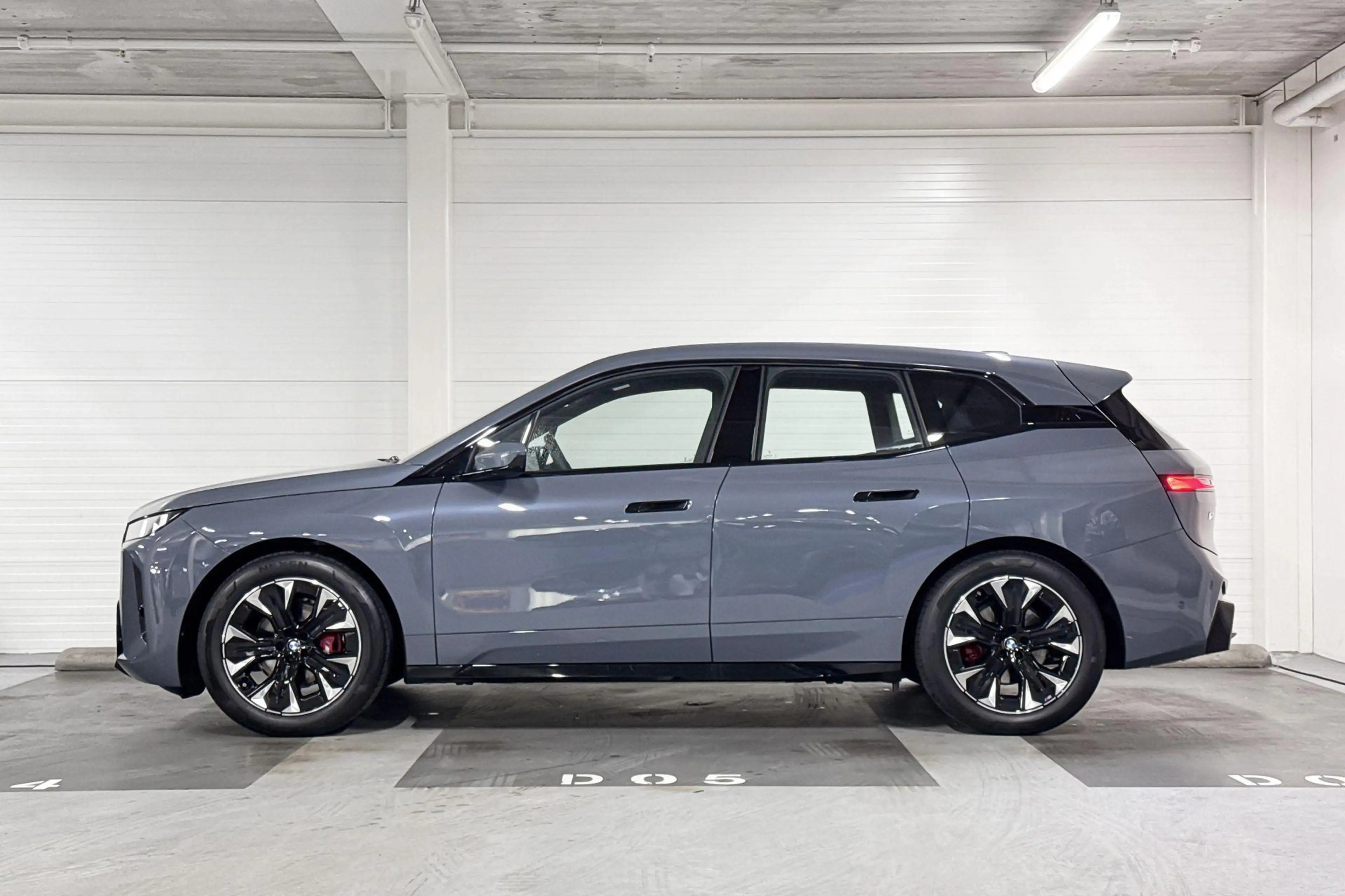 BMW iX xDrive60 112 kWh — photo 2