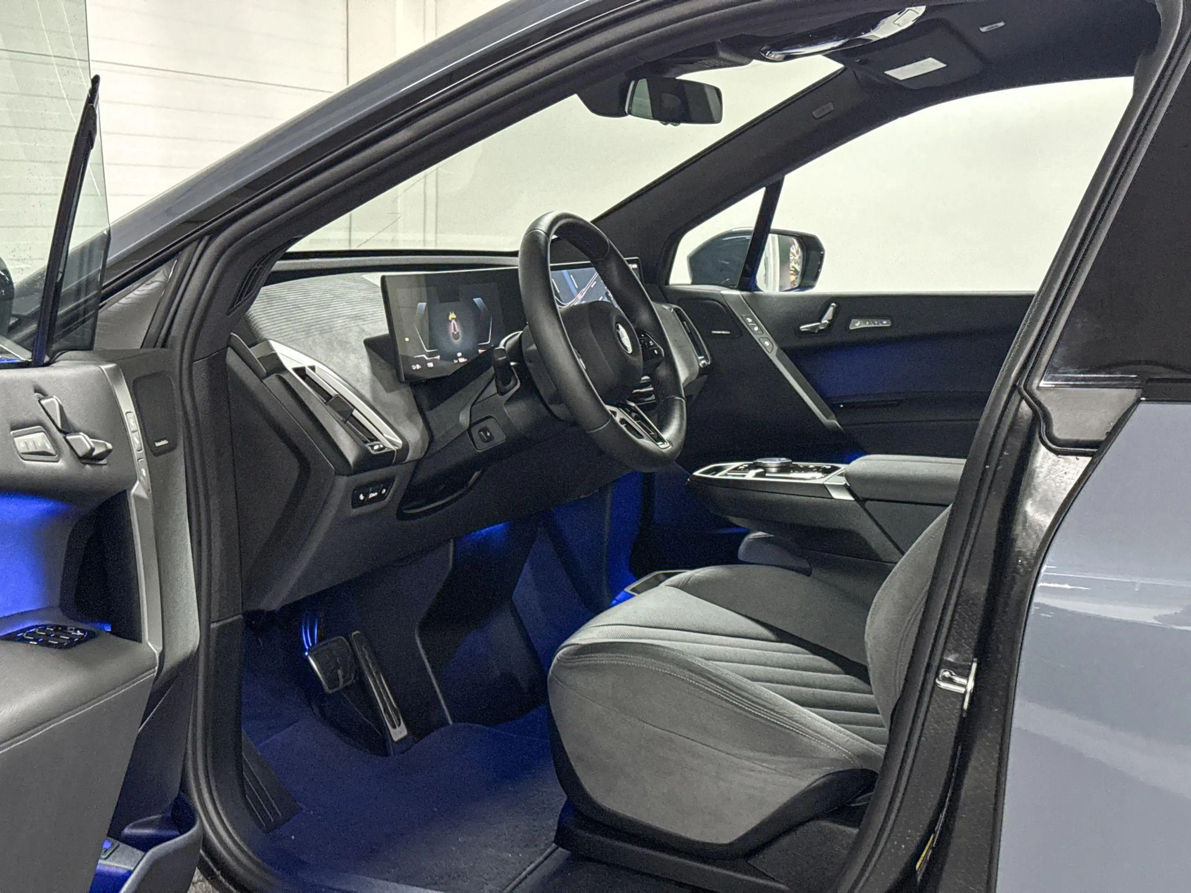 BMW iX xDrive60 112 kWh — photo 9