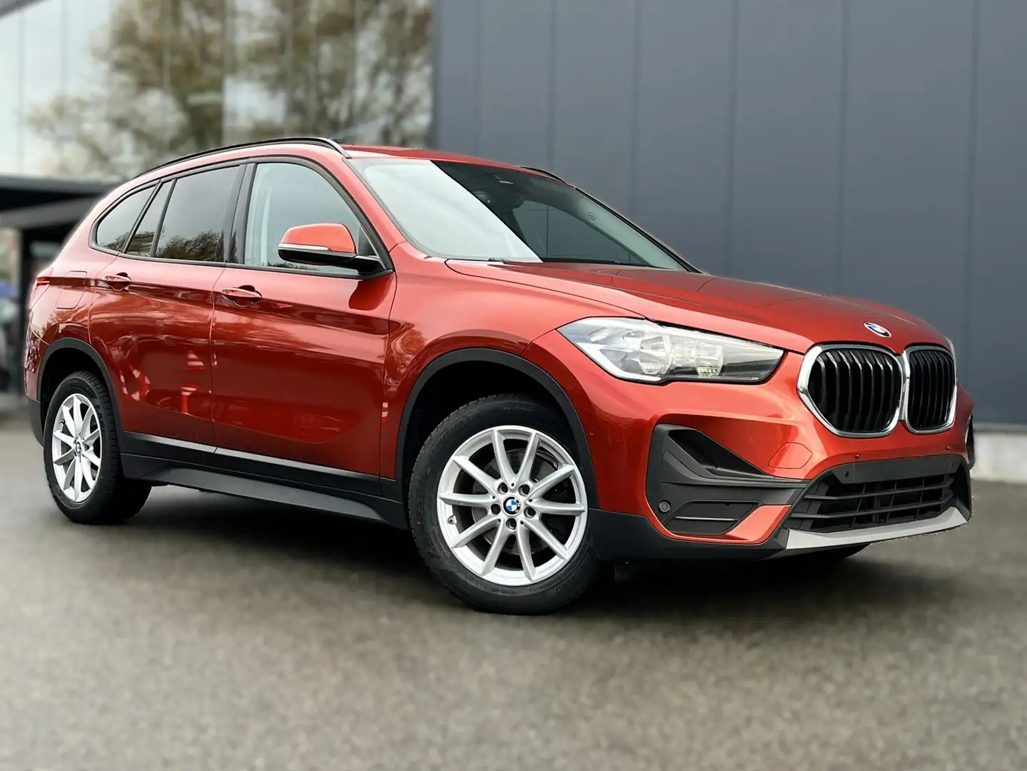 BMW X1 sDrive18i AUTOMAAT / CAMERA / NAVIGATIE / BTW AFTR Orange - 1