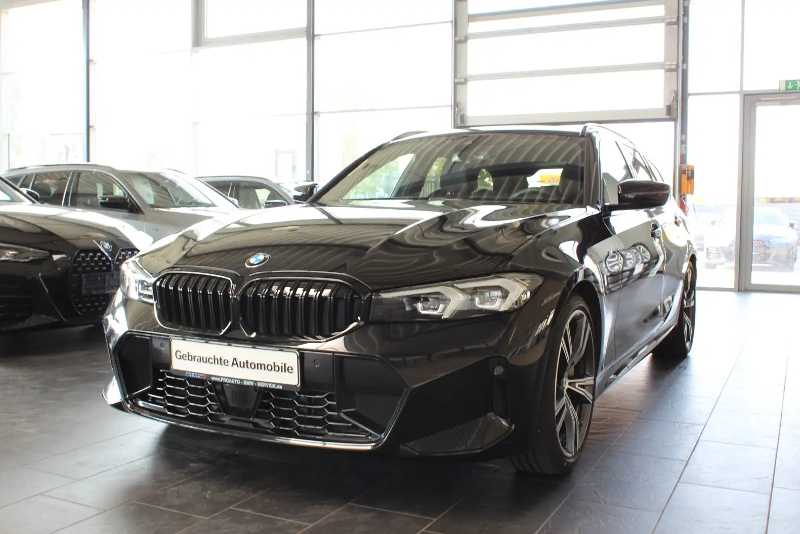 BMW 330 i Tour. M Sport ACC/CocProf/AHK/Alu19"/HiFi/SHADOW Zwart - 2