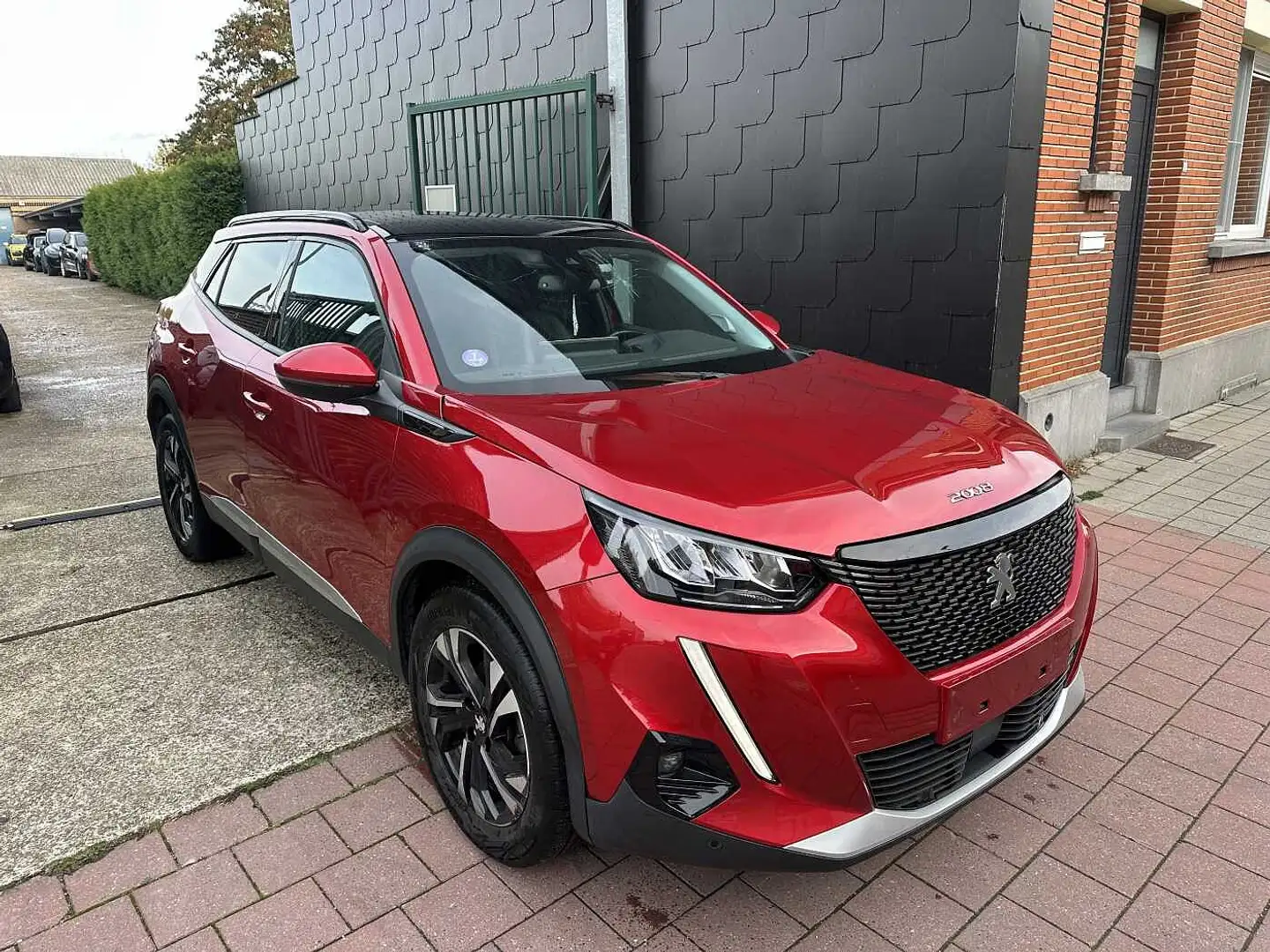 Peugeot 2008 1.2 I MET 56DKM Allure Pack HANDELAARS & EXPORT Rouge - 2