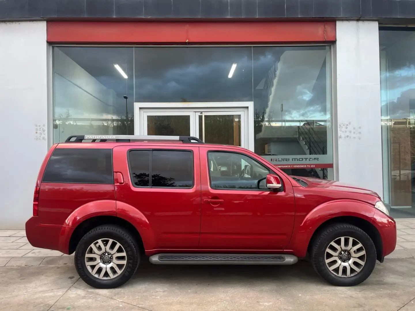 Nissan Pathfinder 2.5dCi LE A/T Rouge - 1