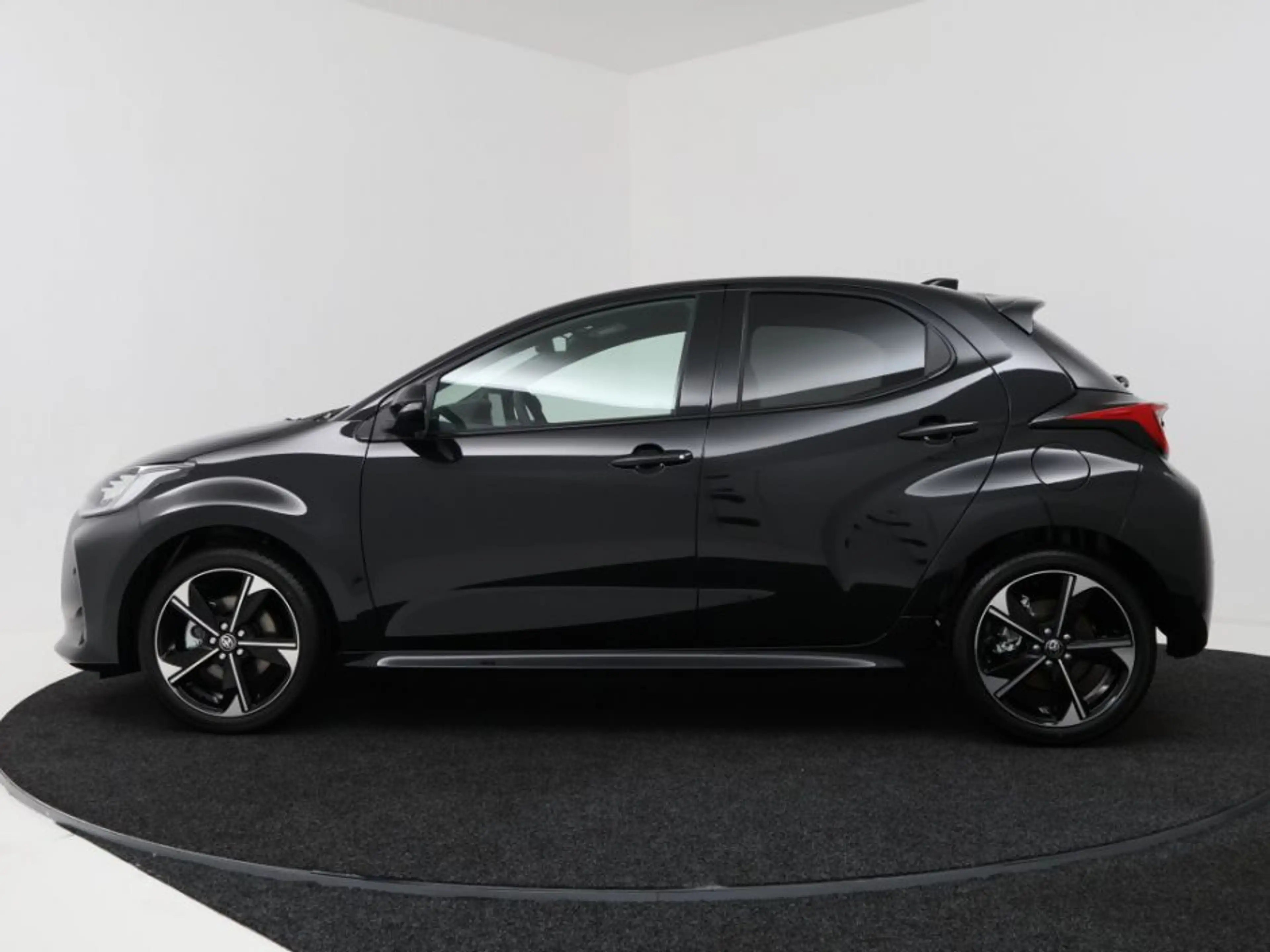 Toyota Yaris 1.5 Hybrid 130 Executive — photo 2