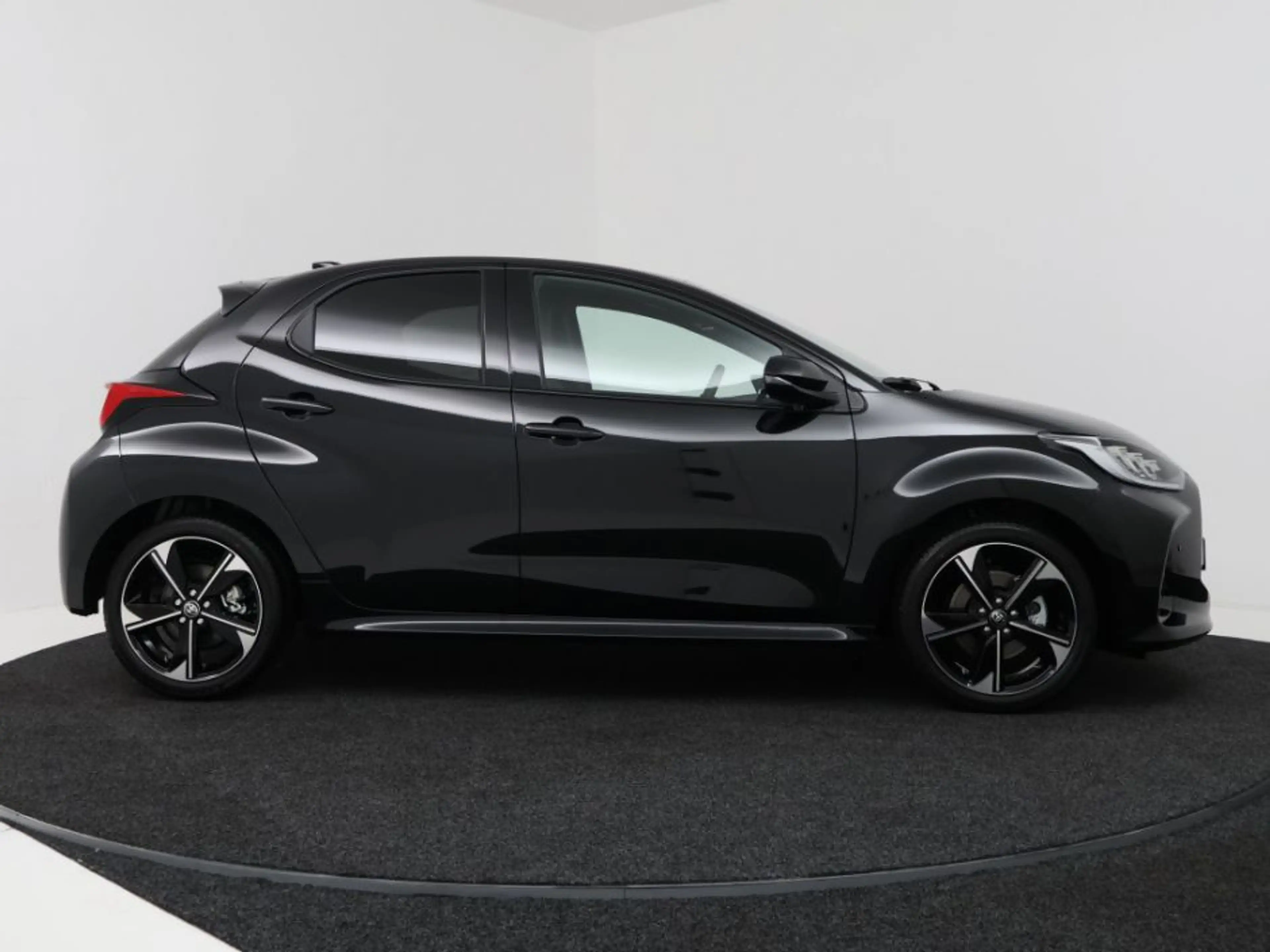 Toyota Yaris 1.5 Hybrid 130 Executive — photo 7