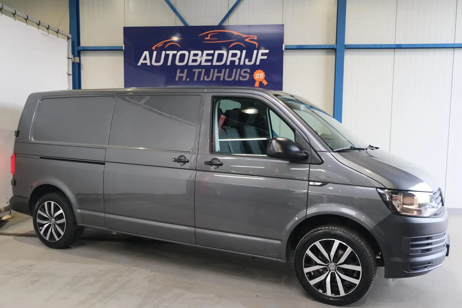 Volkswagen Transporter 2.0 TDI L2H1 150 PK - Airco, Trekhaak. Grijs - 2