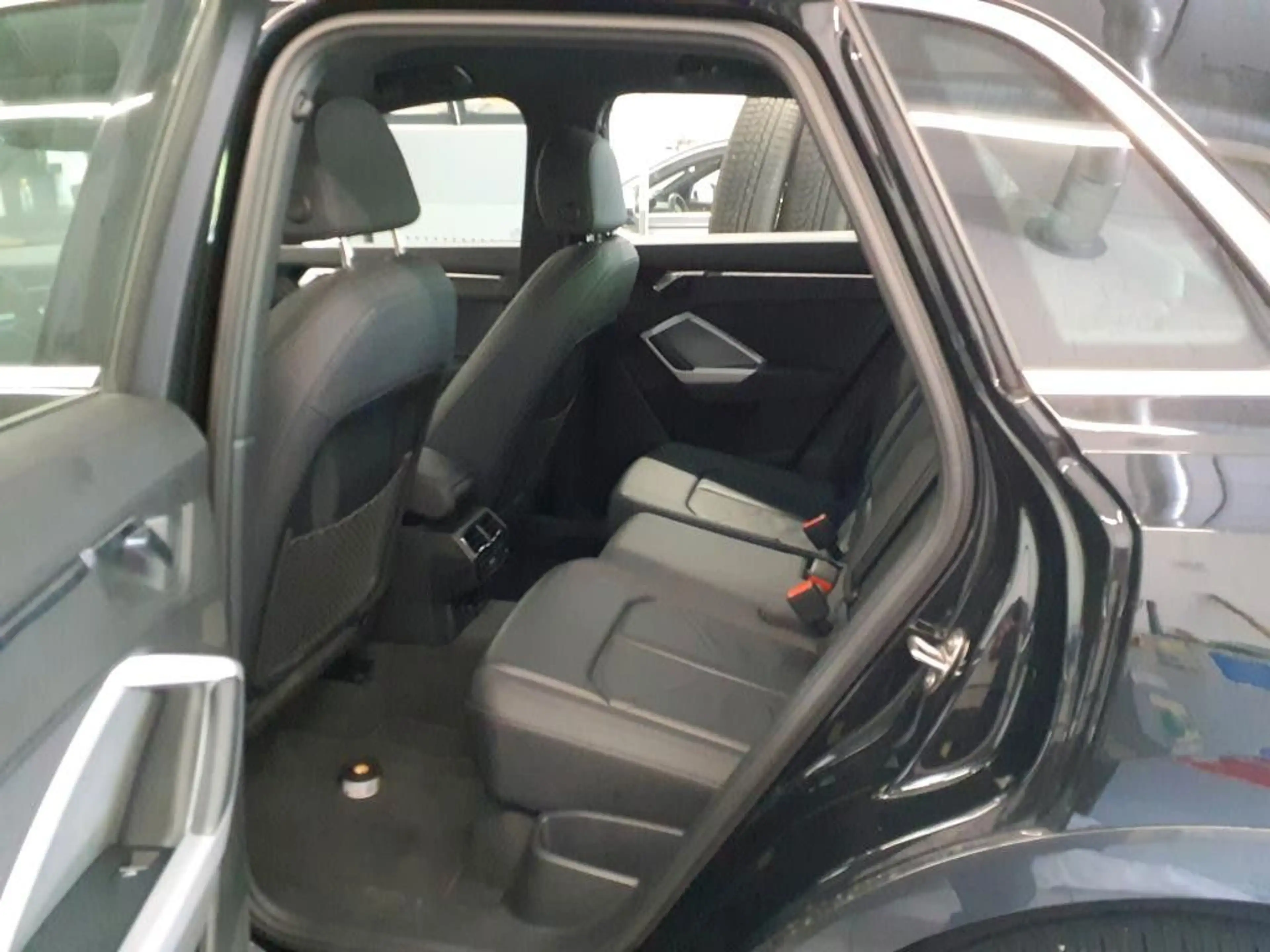 Audi Q3 40 TDI quattro advanced Navi SHZ LED Alu18 — photo 6