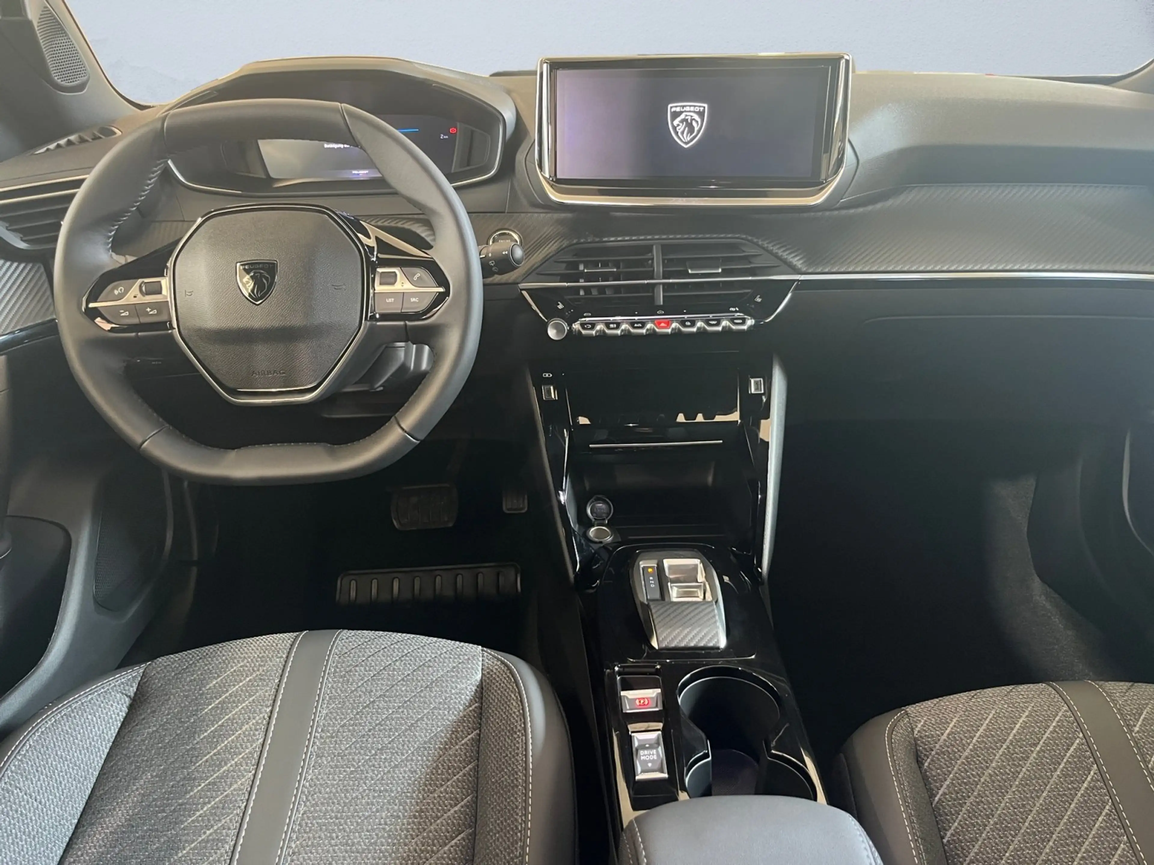 Peugeot 2008 1.2 145 A llure ACC LED Navi SHZ KlimaA PDC — photo 8
