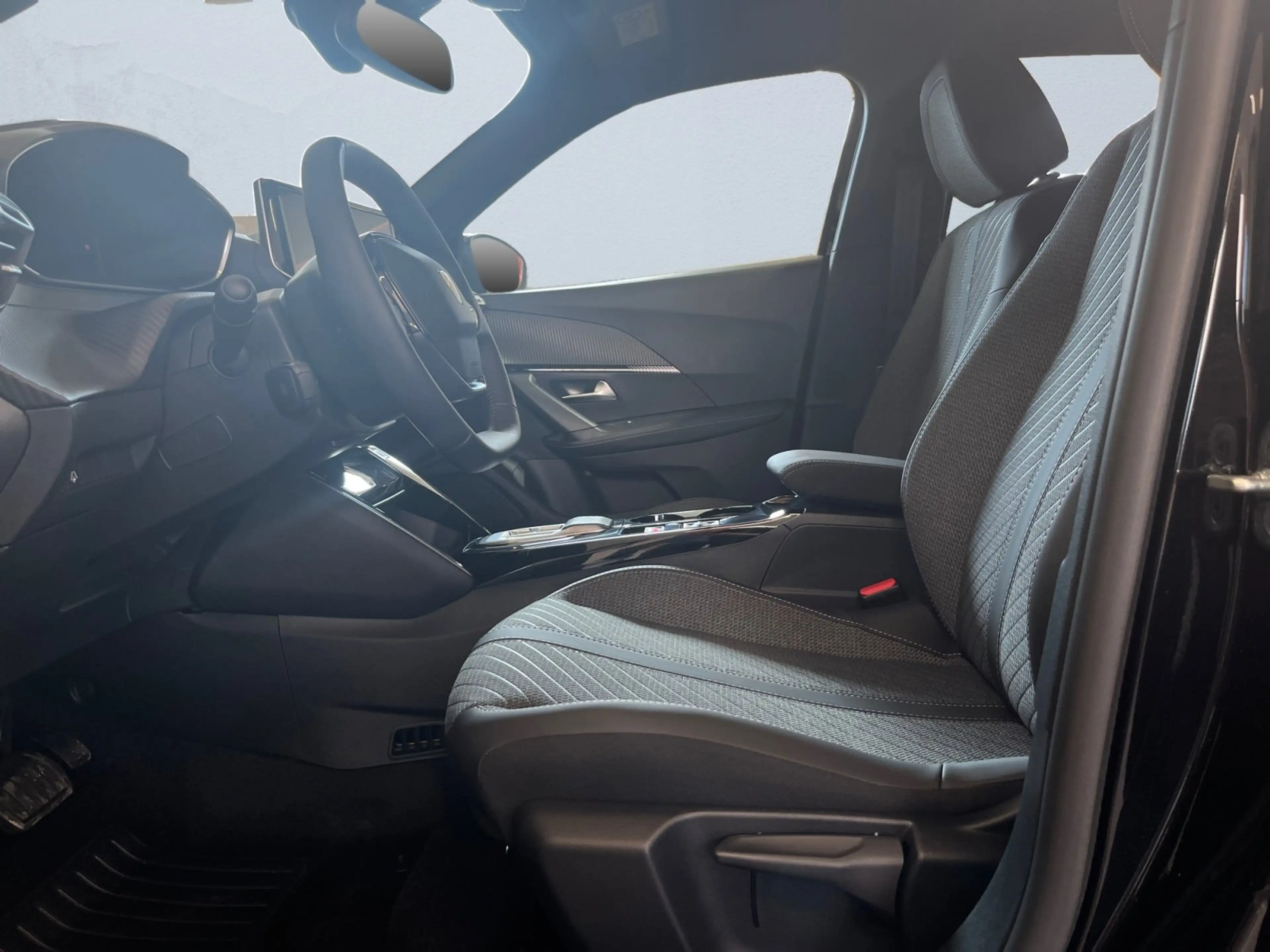 Peugeot 2008 1.2 145 A llure ACC LED Navi SHZ KlimaA PDC — photo 6