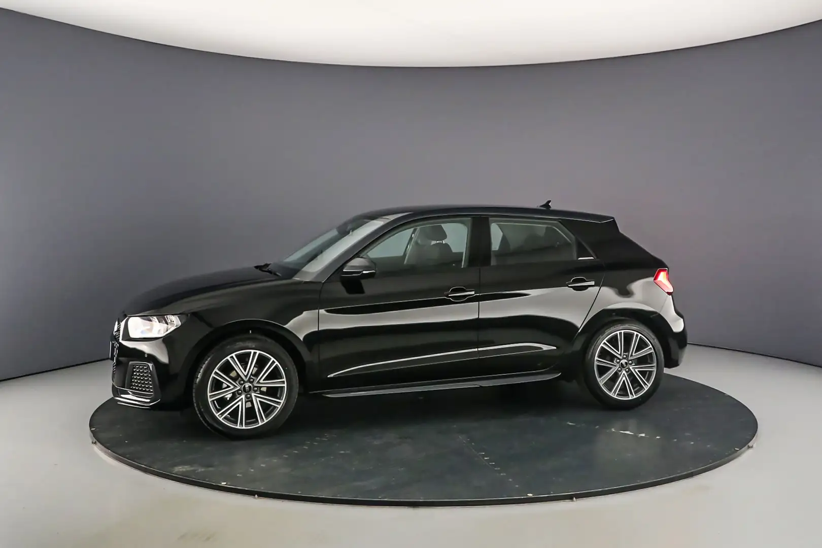 Audi A1 Sportback 25 TFSI 95pk Advanced edition Zwart - 2