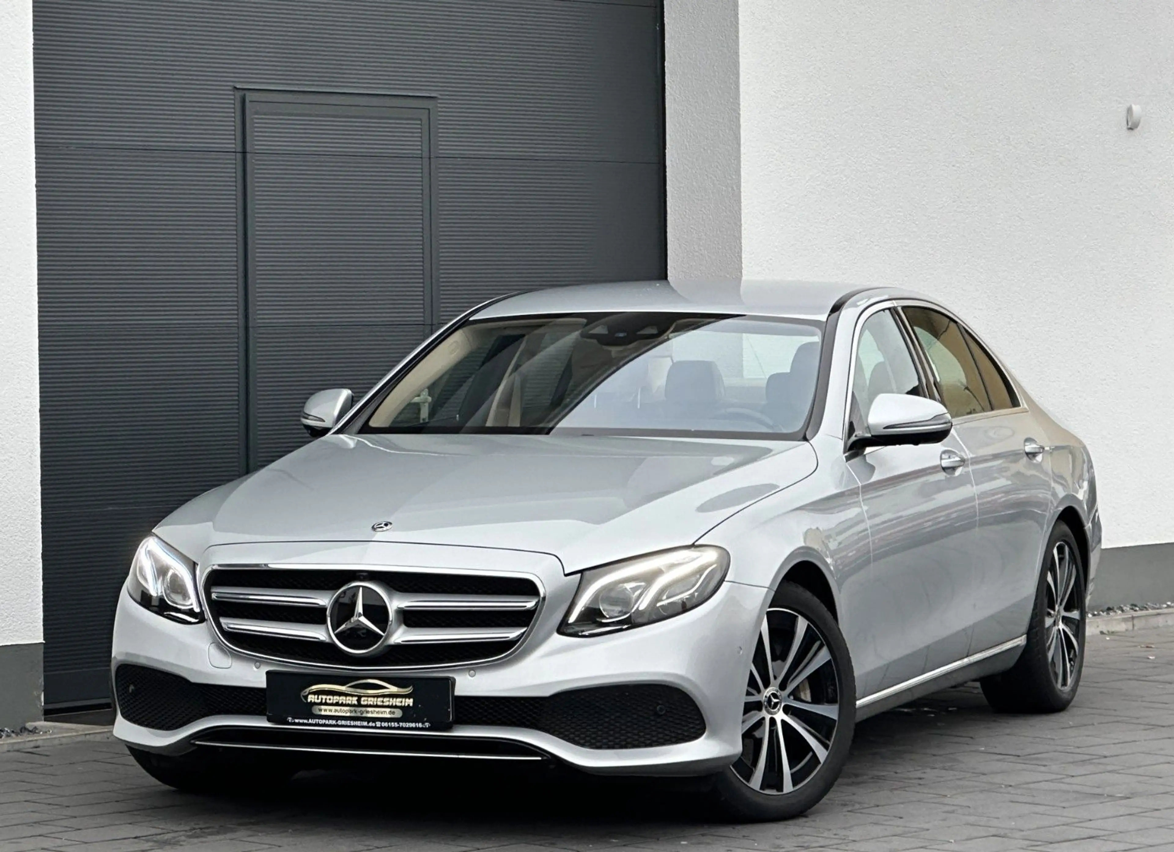 Mercedes-Benz E 400 4-M*1HAND*ACC+*MEMORY*HeadUP*360°AHK*SPUR*