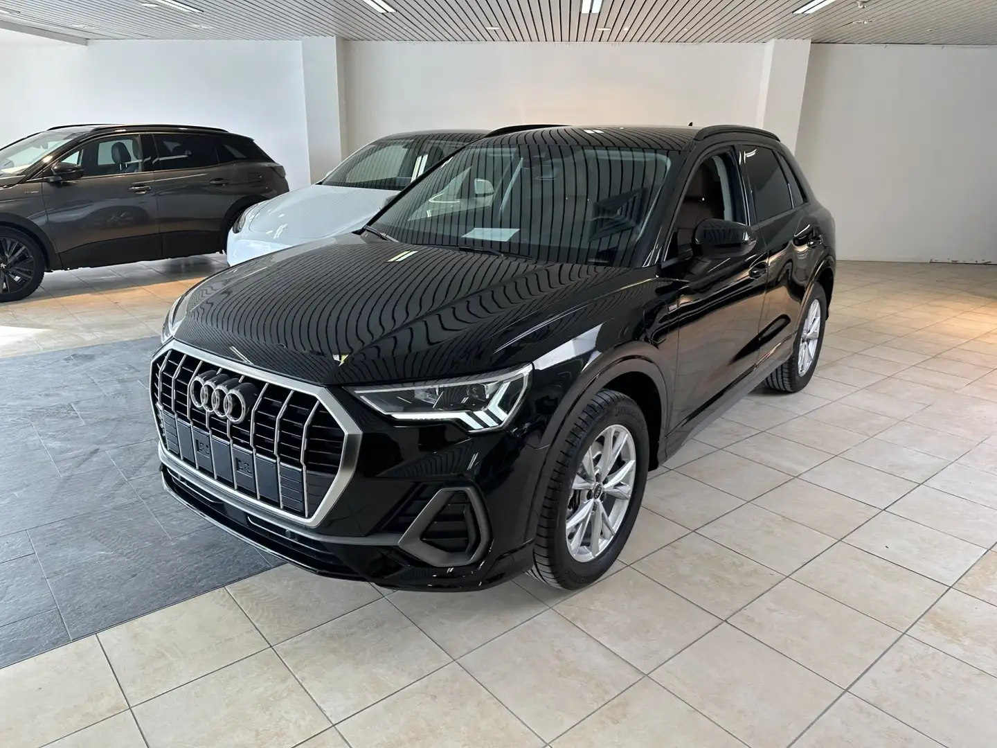 Audi Q3 45 TFSIe Noir - 1