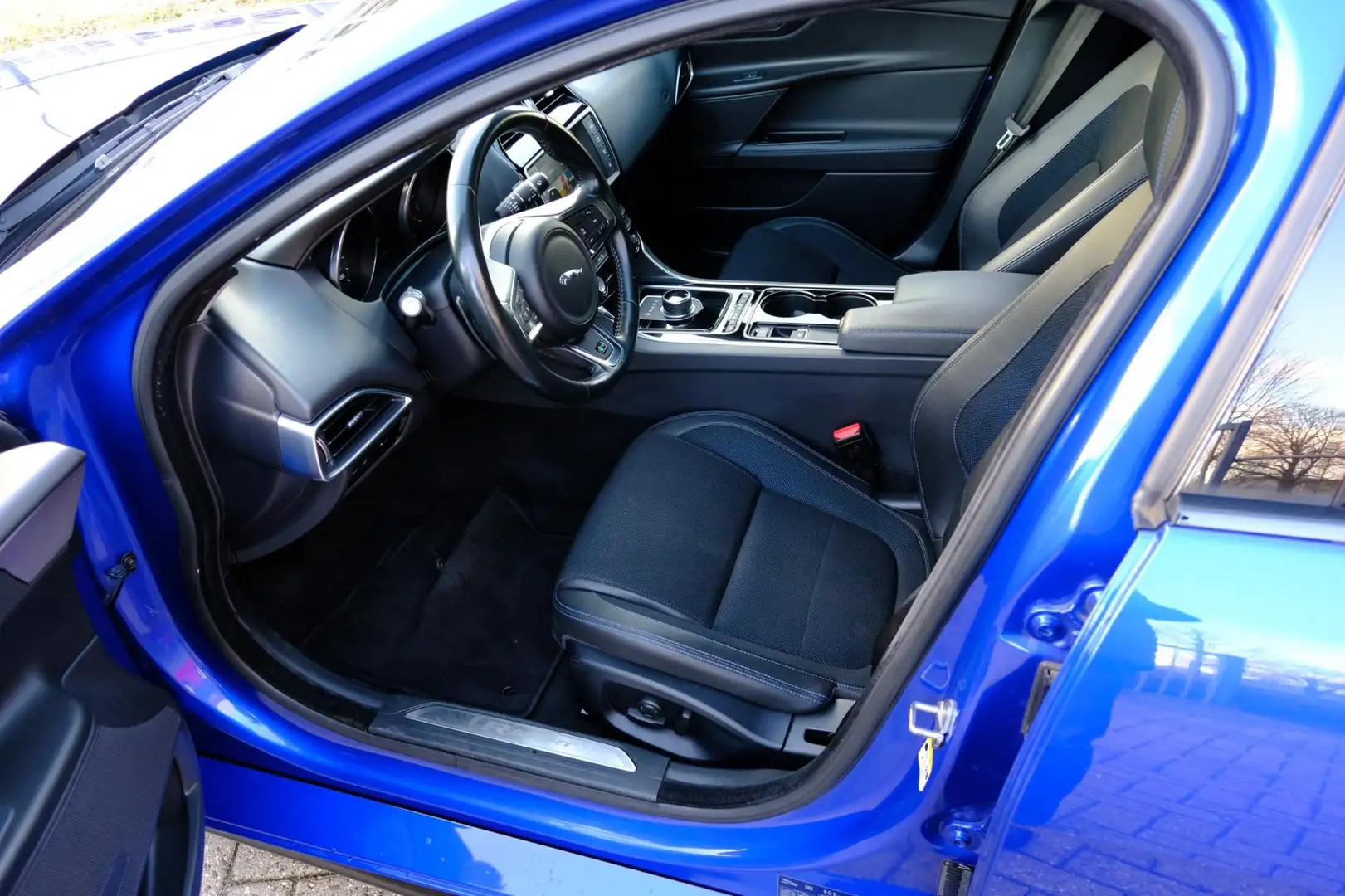 Jaguar XE 2.0 D 163pk Portfolio Aut. Xenon|Half Leder|Navi|C Modrá - 2