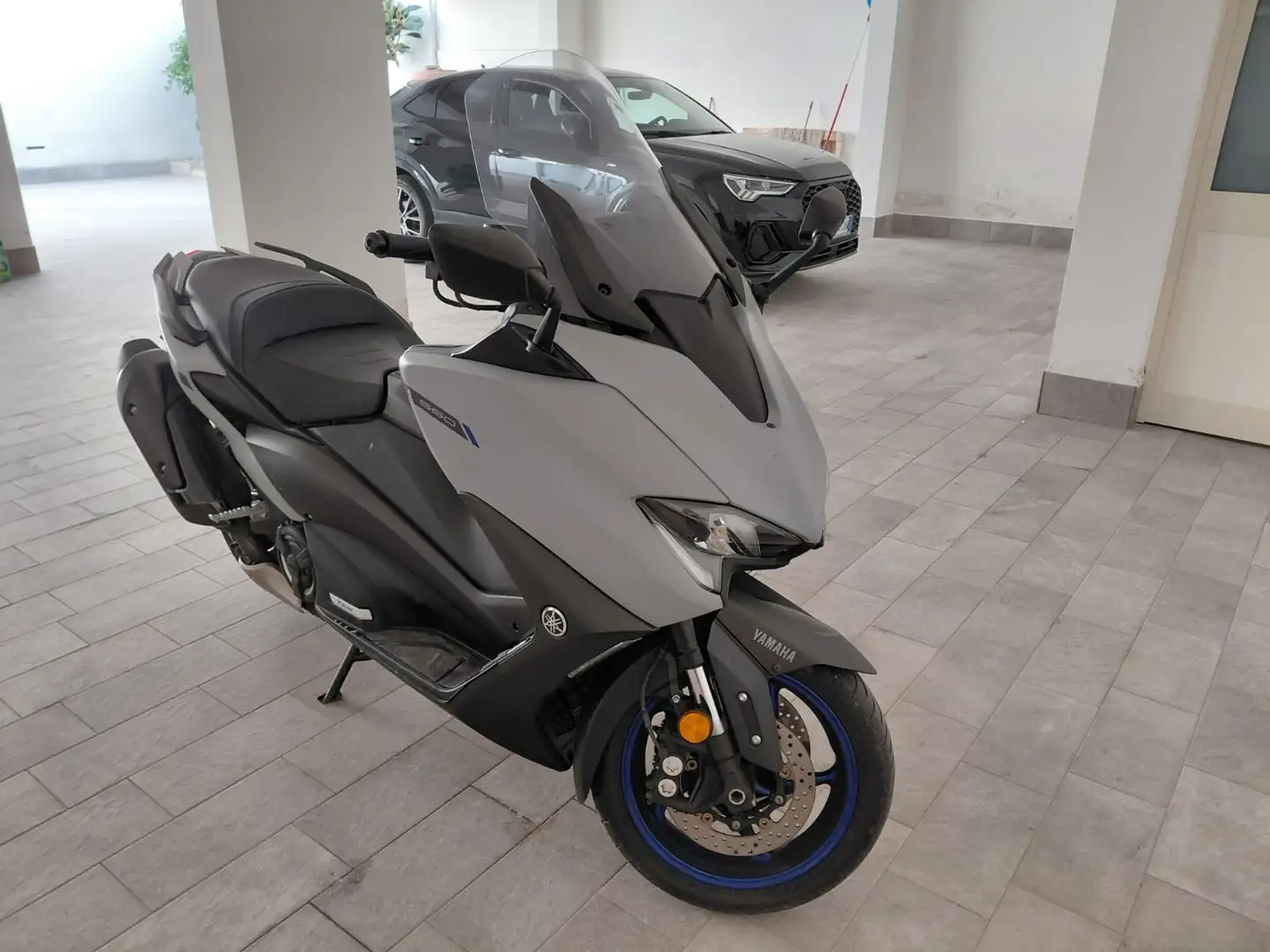 Yamaha TMAX 560 Icon Gray - 2