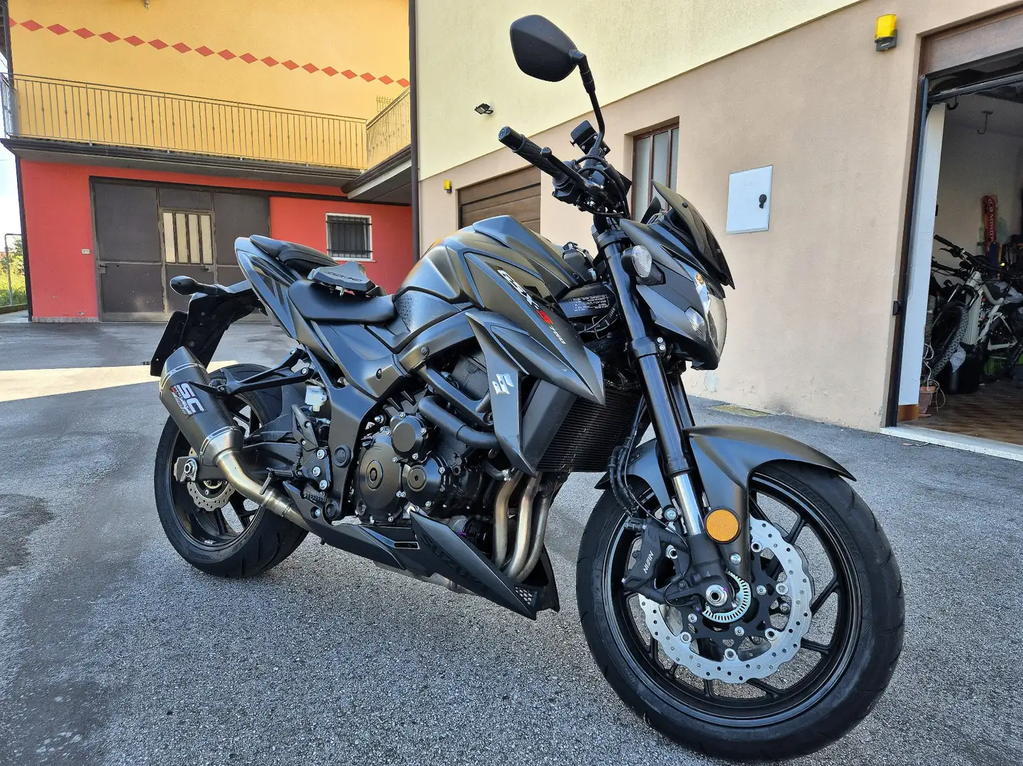 Suzuki GSX-S 750 Yugen Carbon Negru - 1
